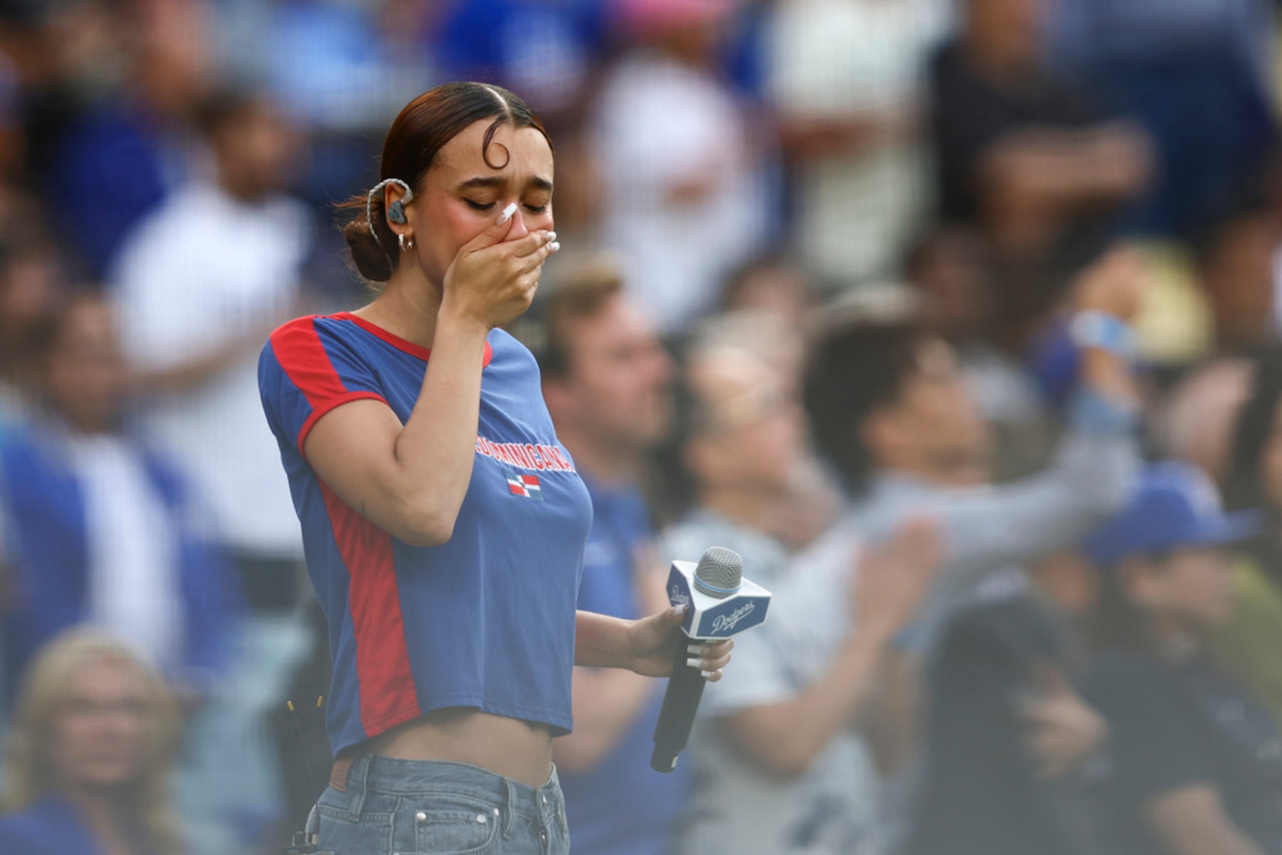 La artista musical Nezza reacciona tras cantar el himno nacional antes de un juego de béisbol entre los Dodgers de Los Ángeles y los Gigantes de San Francisco en Los Ángeles, el 14 de junio de 2025.