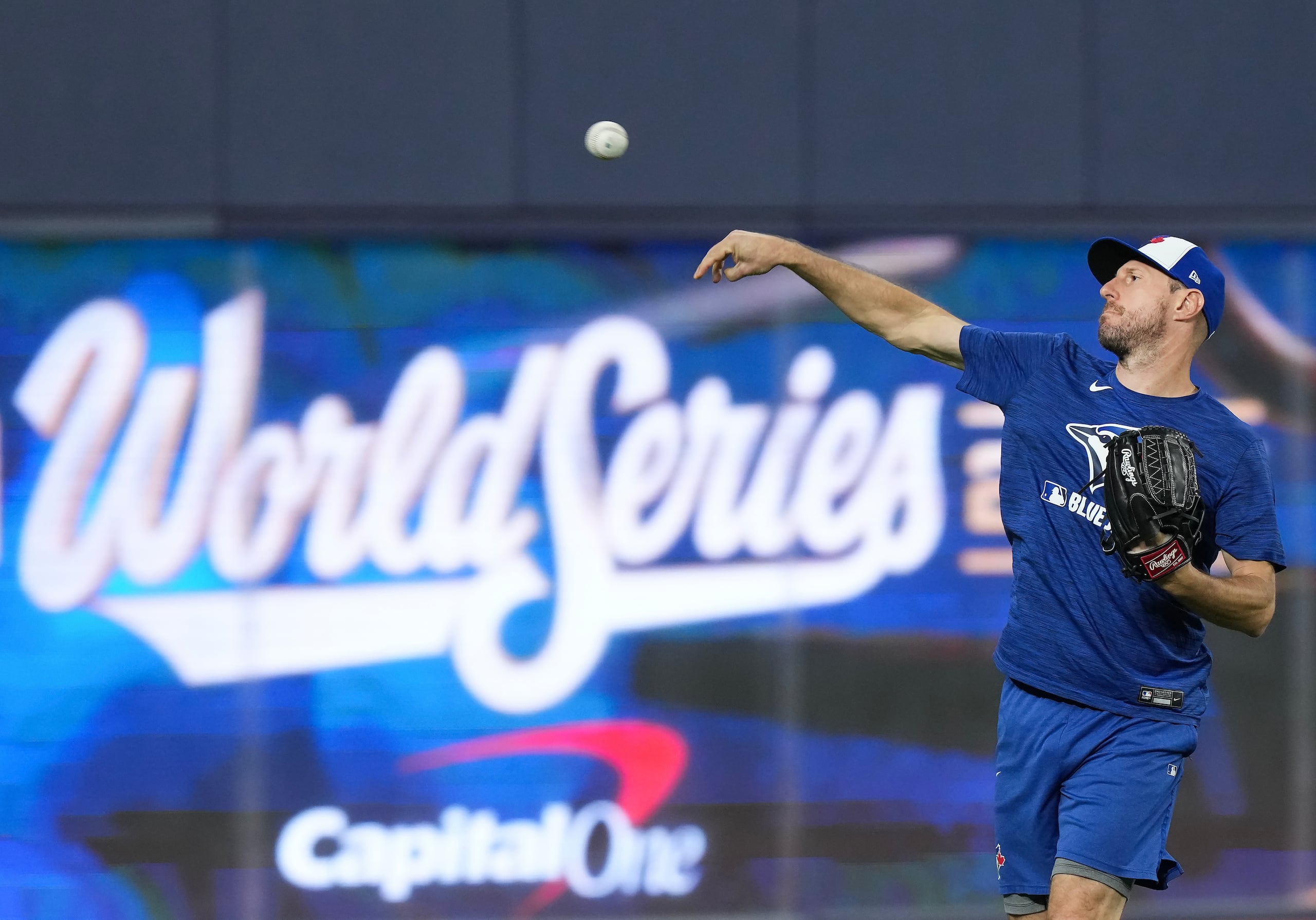 Max Scherzer, pitcher de los Blue Jays de Toronto, calienta su brazo durante la práctica del jueves.