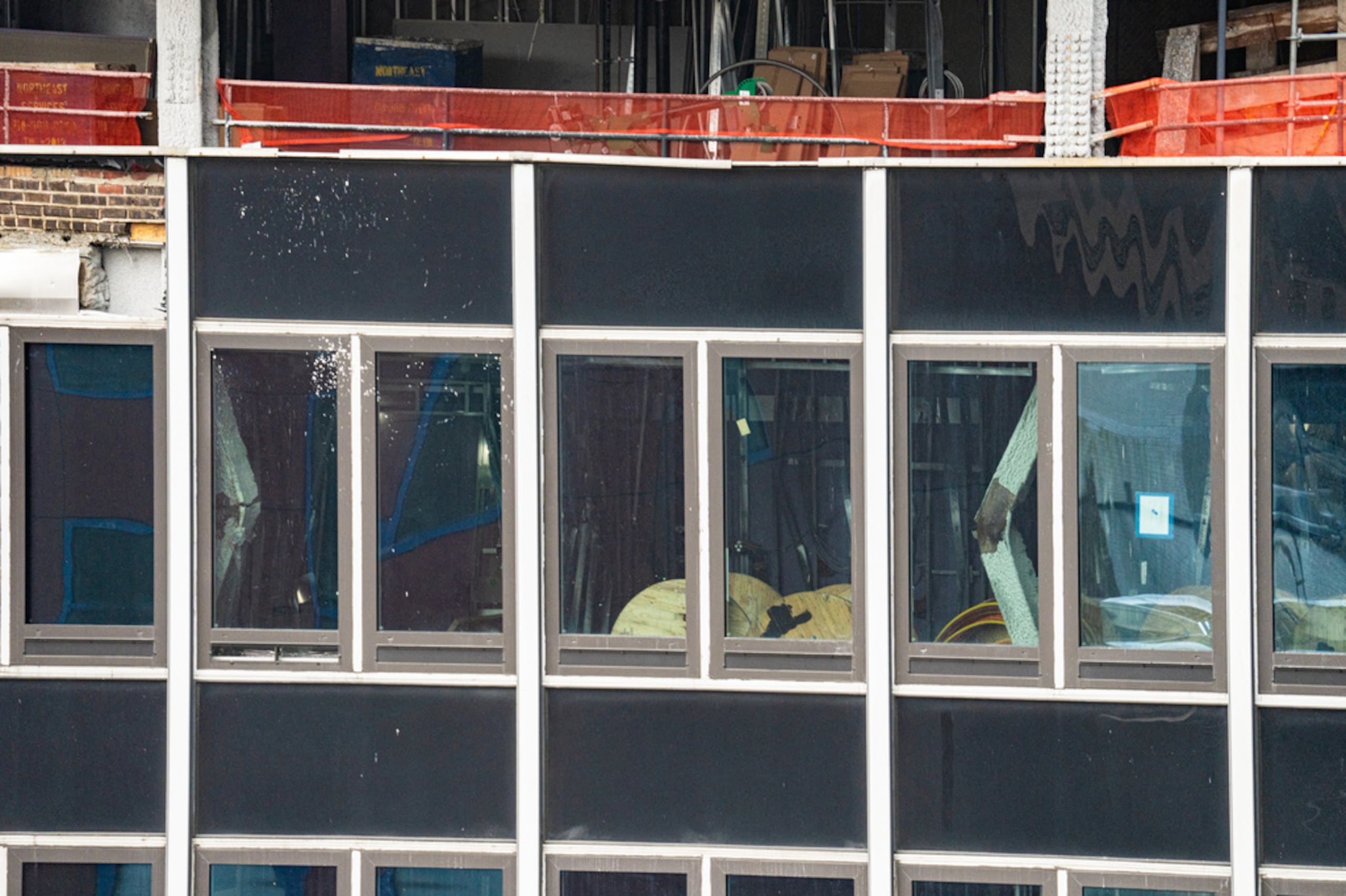 Vigas de soporte dobladas en el interior de 235 East 42nd Street, el 7 de julio de 2026, en Nueva York.