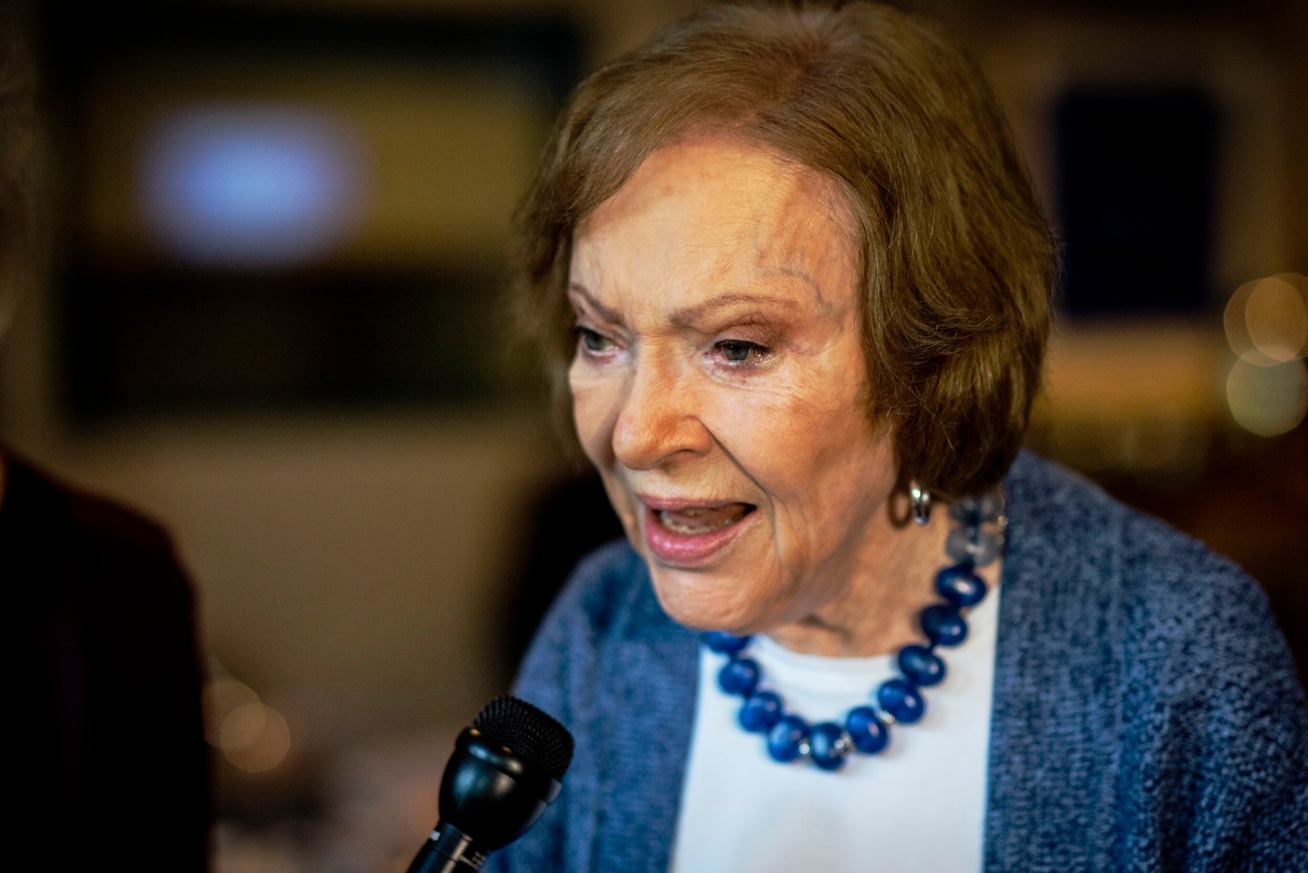 La ex primera dama Rosalynn Carter habla en una conferencia de prensa en el Centro Carter el 5 de noviembre de 2019, en Atlanta.