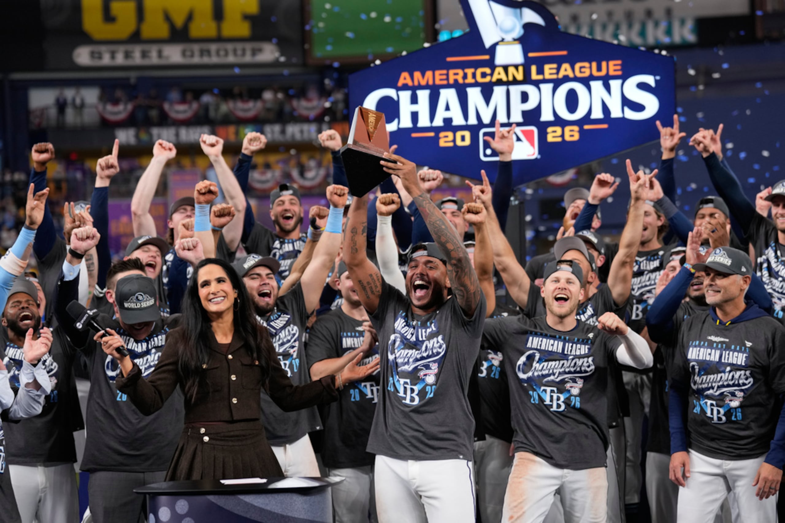 El lanzador de los Rays de Tampa Bay, Freddy Peralta, celebra tras la victoria sobre los Guardianes de Cleveland en el sexto juego de la Serie de Campeonato de la Liga Americana, el lunes, en St. Petersburg, Florida.