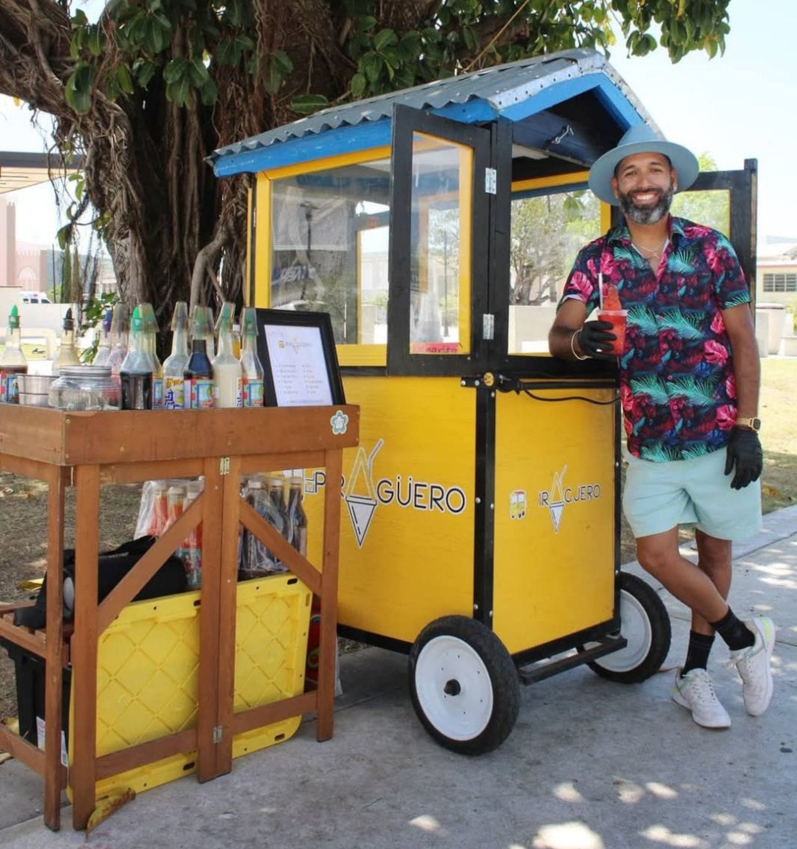 Emmanuel Caraballo Quirós, conocido como El Piragüero, sostiene un vaso plástico que le estará prohibido utilizar bajo la nueva regulación.