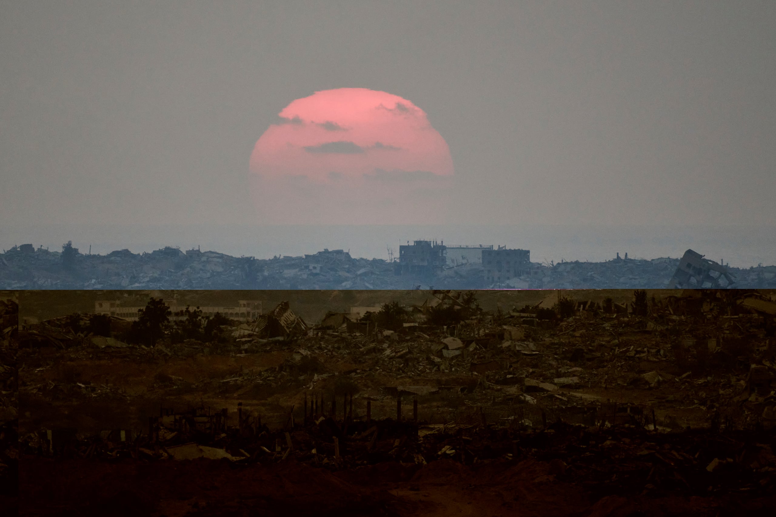 El sol se pone detrás de los edificios destruidos durante las operaciones terrestres y aéreas israelíes en el norte de la Franja de Gaza, visto desde el sur de Israel, el viernes 8 de agosto de 2025. (Foto AP/Leo Correa)