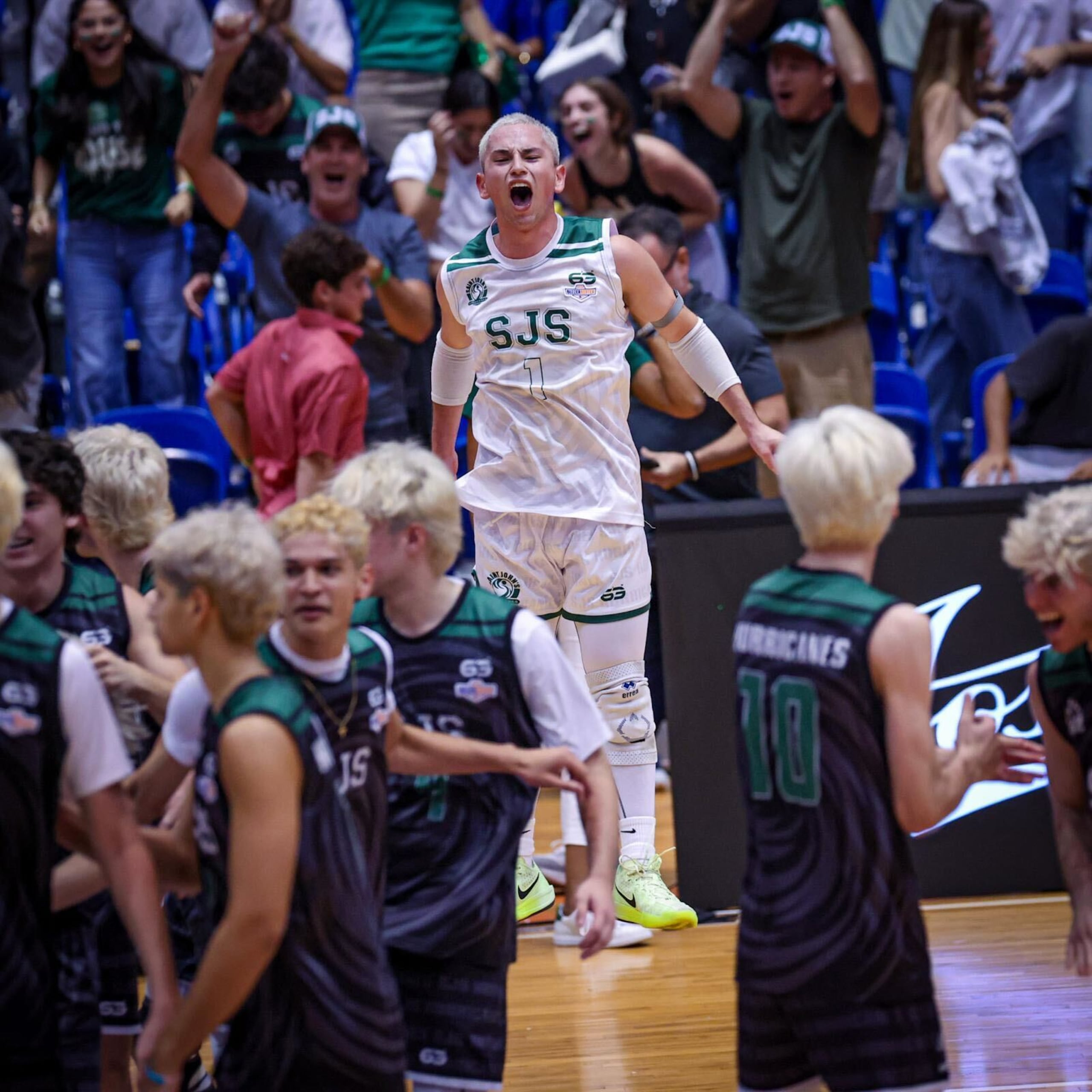 Saint John’s School festeja tras clasificar a la final masculina de la Copa Buzzer Beater.