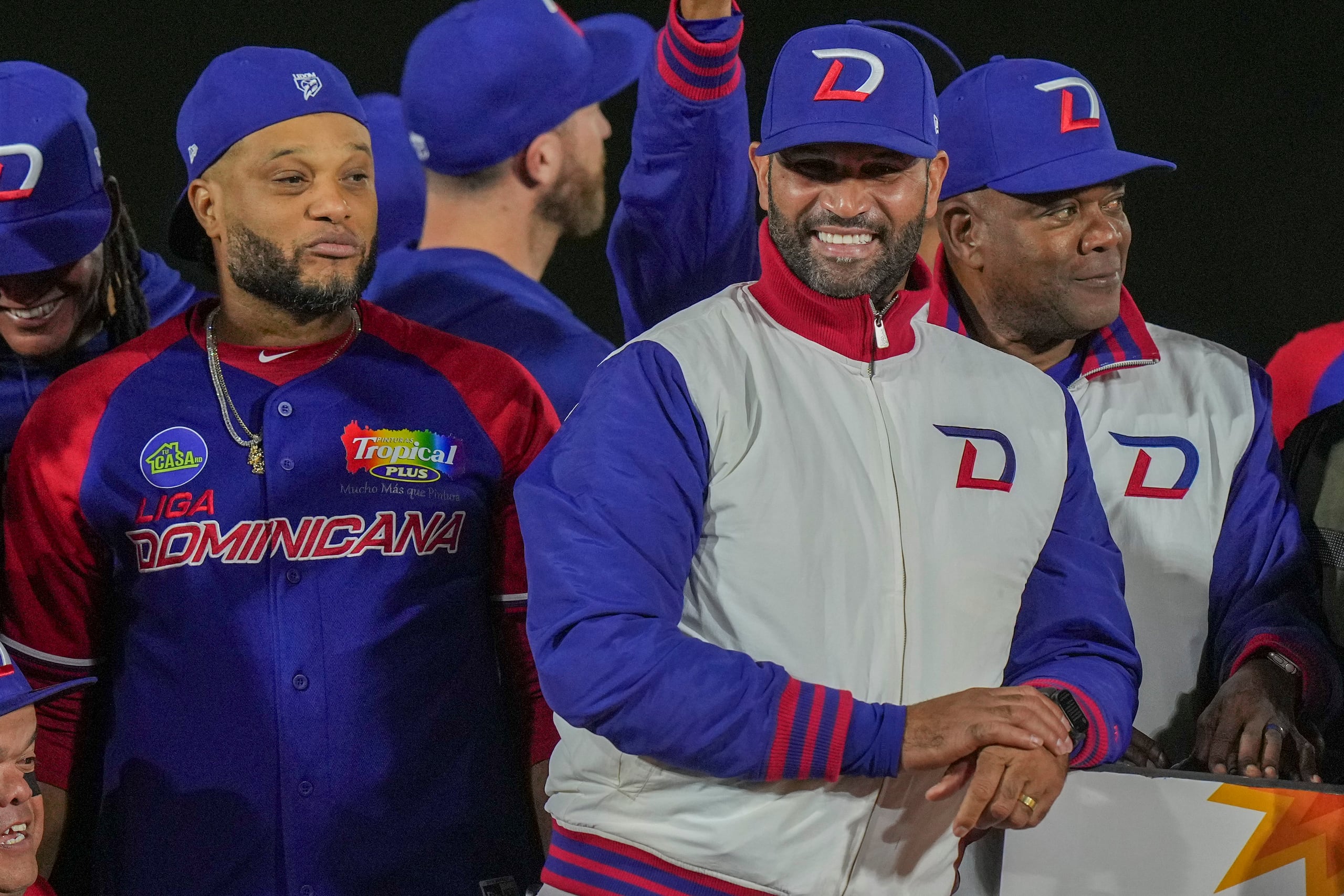 El mánager Albert Pujols (derecha) celebra luego de la conquista del título de la Serie del Caribe al frente de los Leones del Escogido de la República Dominicana.