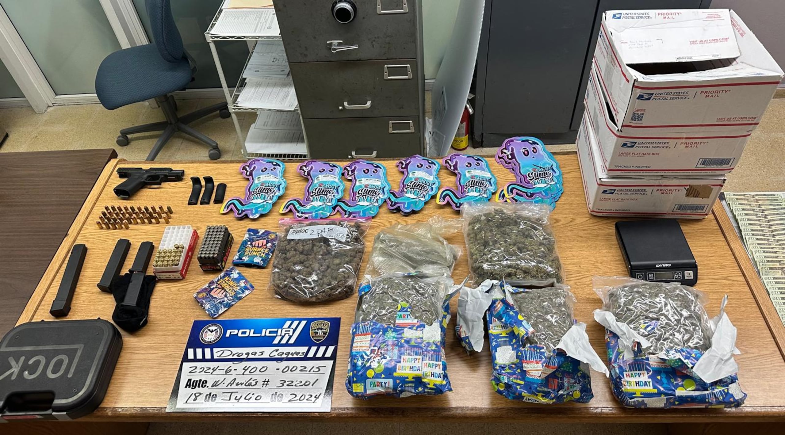 Marihuana recibida por correo, arma ilegal, cargadores y municiones ocupadas en un allanamiento en una residencia en la calle Argentina de la urbanización Treasure Valle, en Cidra/
