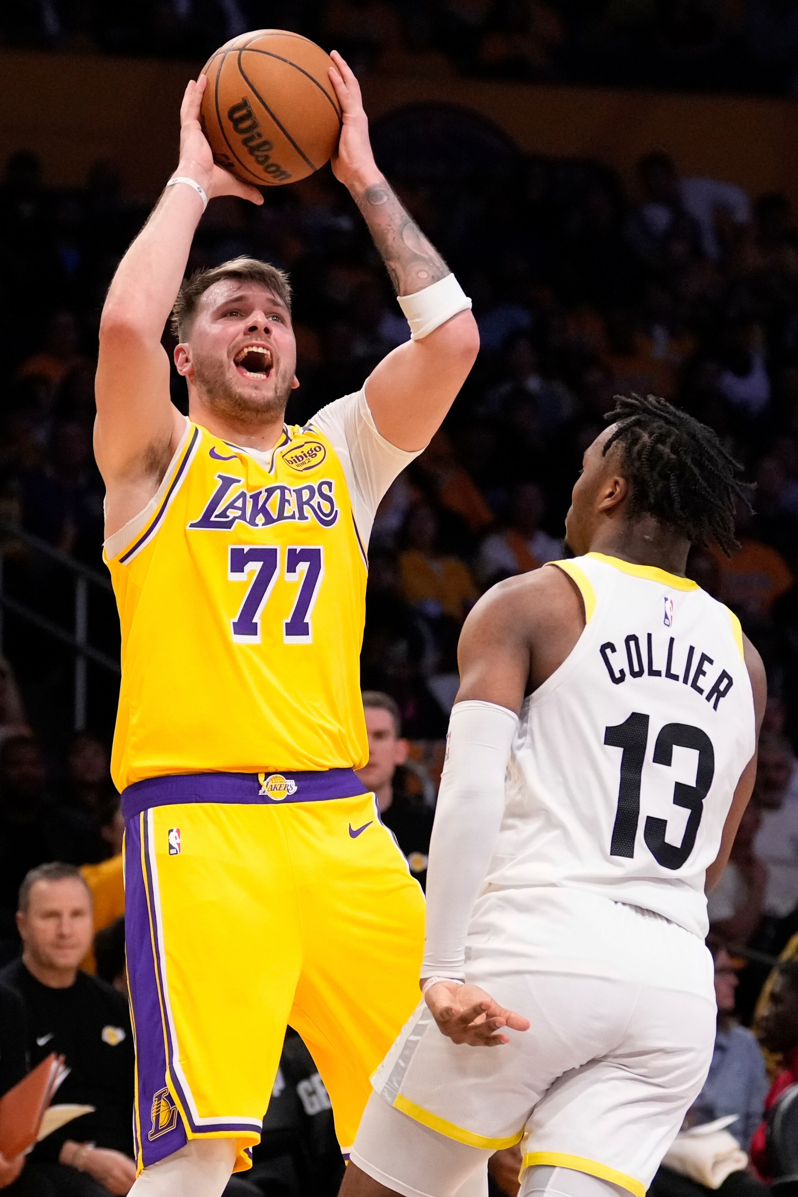 Aquí Luka Doncic lanza sobre Isaiah Collier en su primer juego con los Lakers.