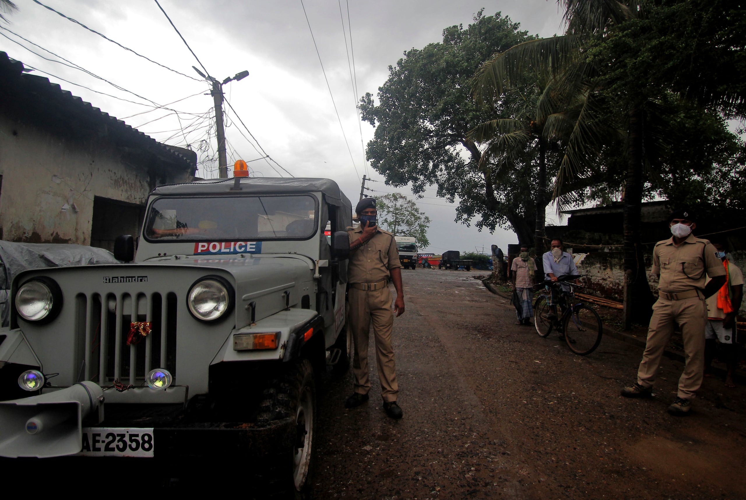 Cuando el hombre apareció con el cuerpo, los empleados de la sucursal llamaron a la policía local para que se encargaran del asunto, según indicó Indian Overseas Bank.