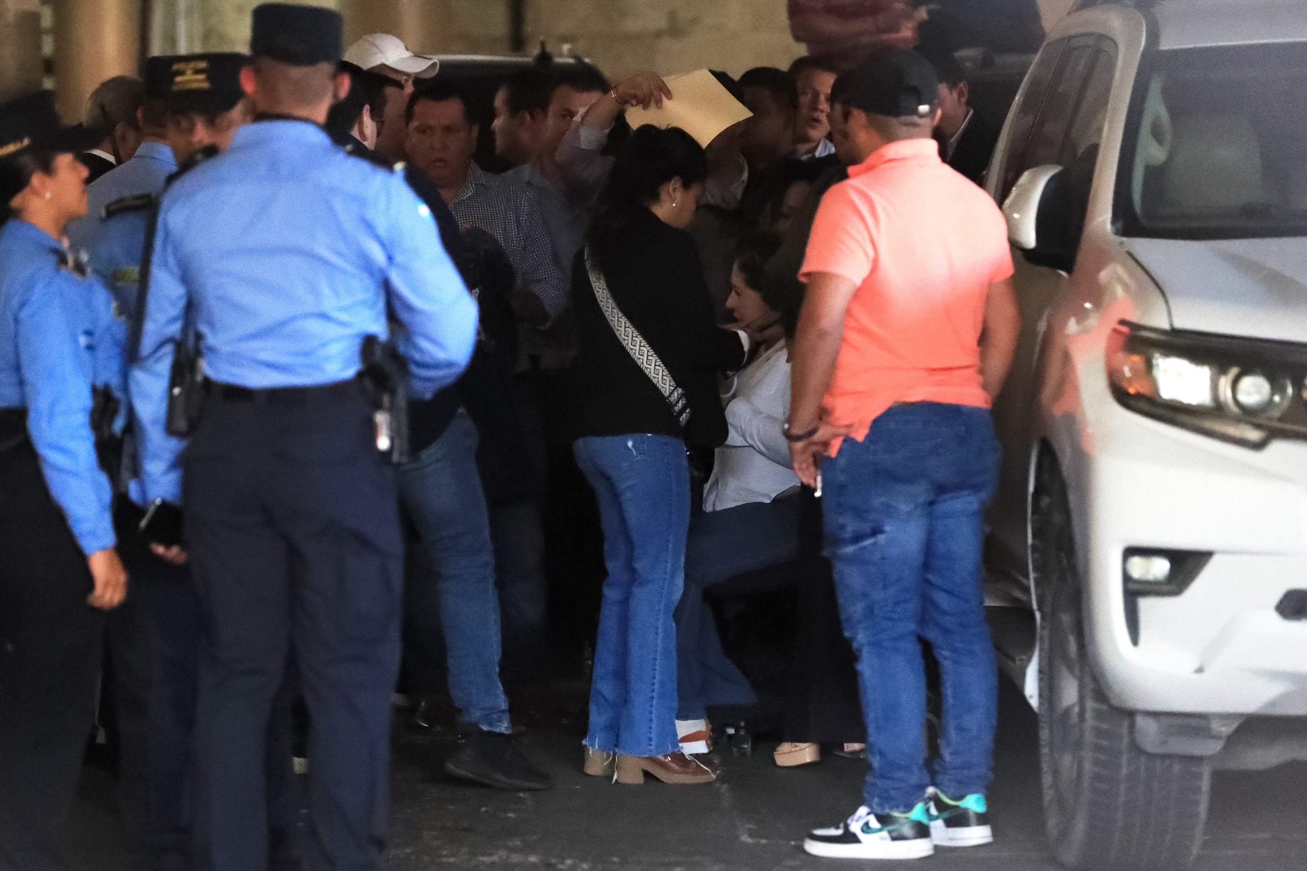 La diputada del Partido Nacional Gladis Aurora López es atendida luego de ser afectada por un artefacto explosivo previo a una sesión extraordinaria en Tegucigalpa, Honduras.