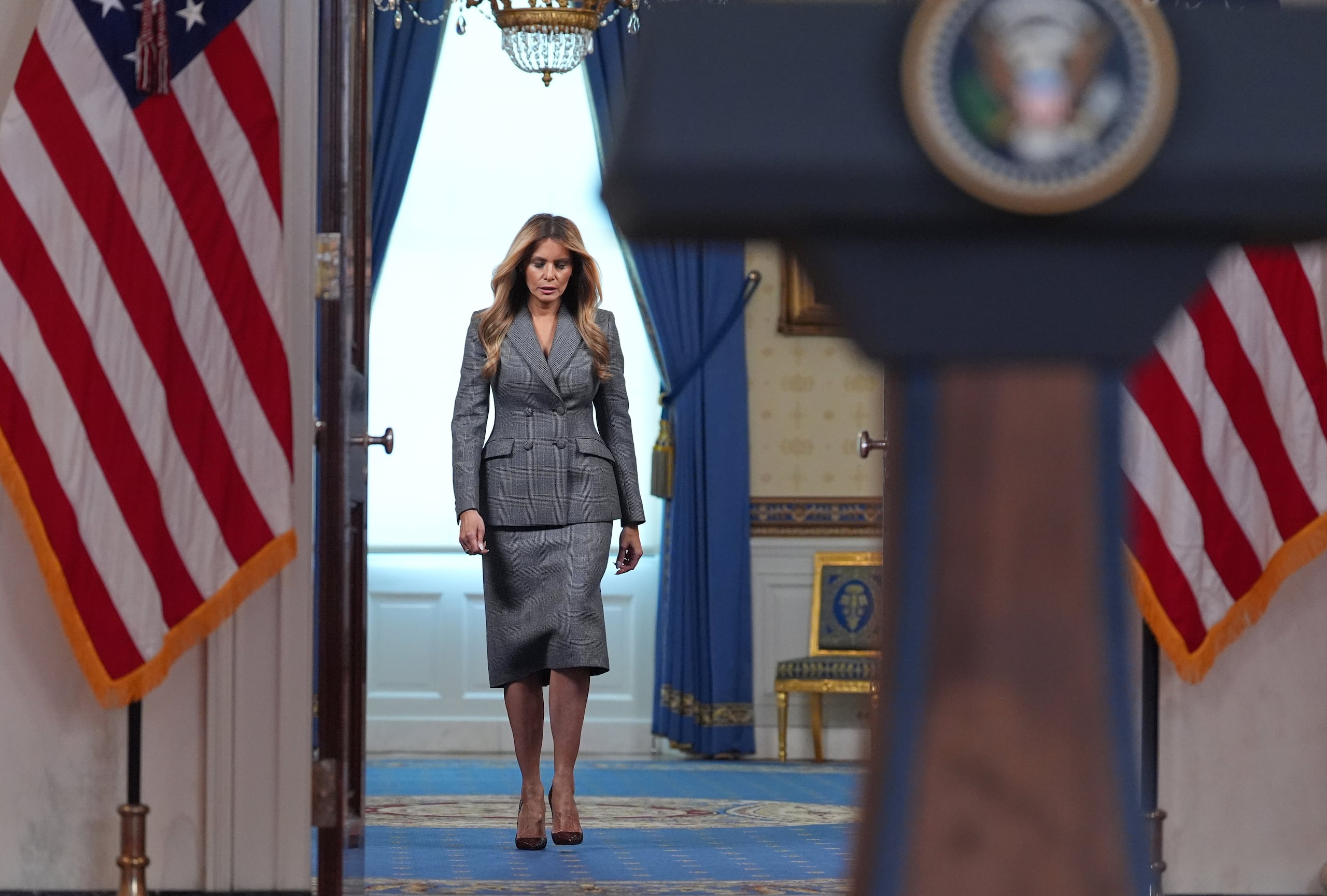 La primera dama Melania Trump llega para hablar con los periodistas el jueves 9 de abril de 2026 en el vestíbulo principal de la Casa Blanca en Washington. (Foto AP/Jacquelyn Martin)