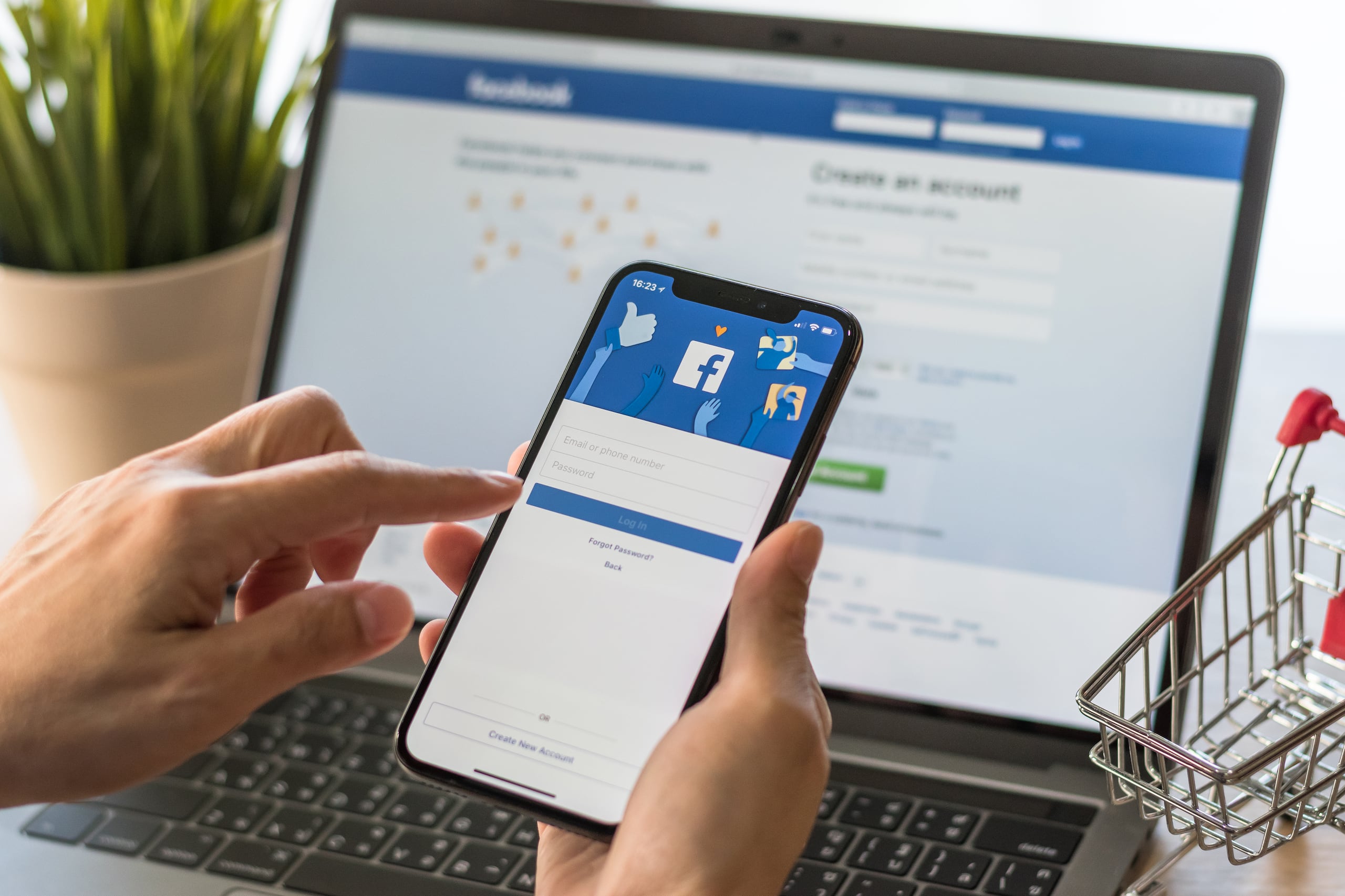 Según indicó a las autorididades el querellante de 58 años, el pasado 21 de diciembre conoció a una mujer residente de República Dominicana a través de la red social Facebook.