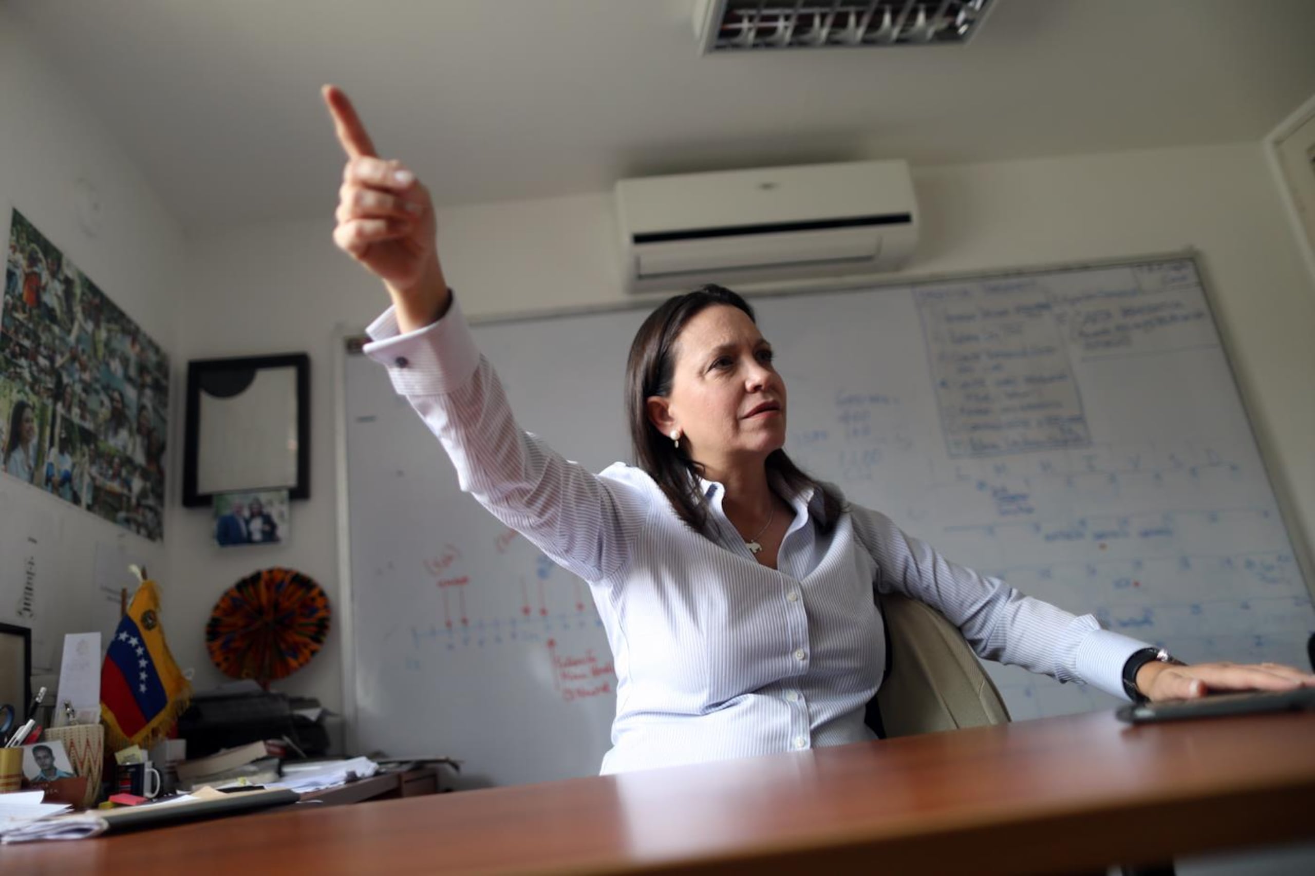 Venezuela, un país rico en recursos minerales, sufre una inflación que ha empobrecido grandemente a su población. María Corina Machado (abajo) entiende que los resultados de las elecciones de mañana domingo “ya está cantado”.