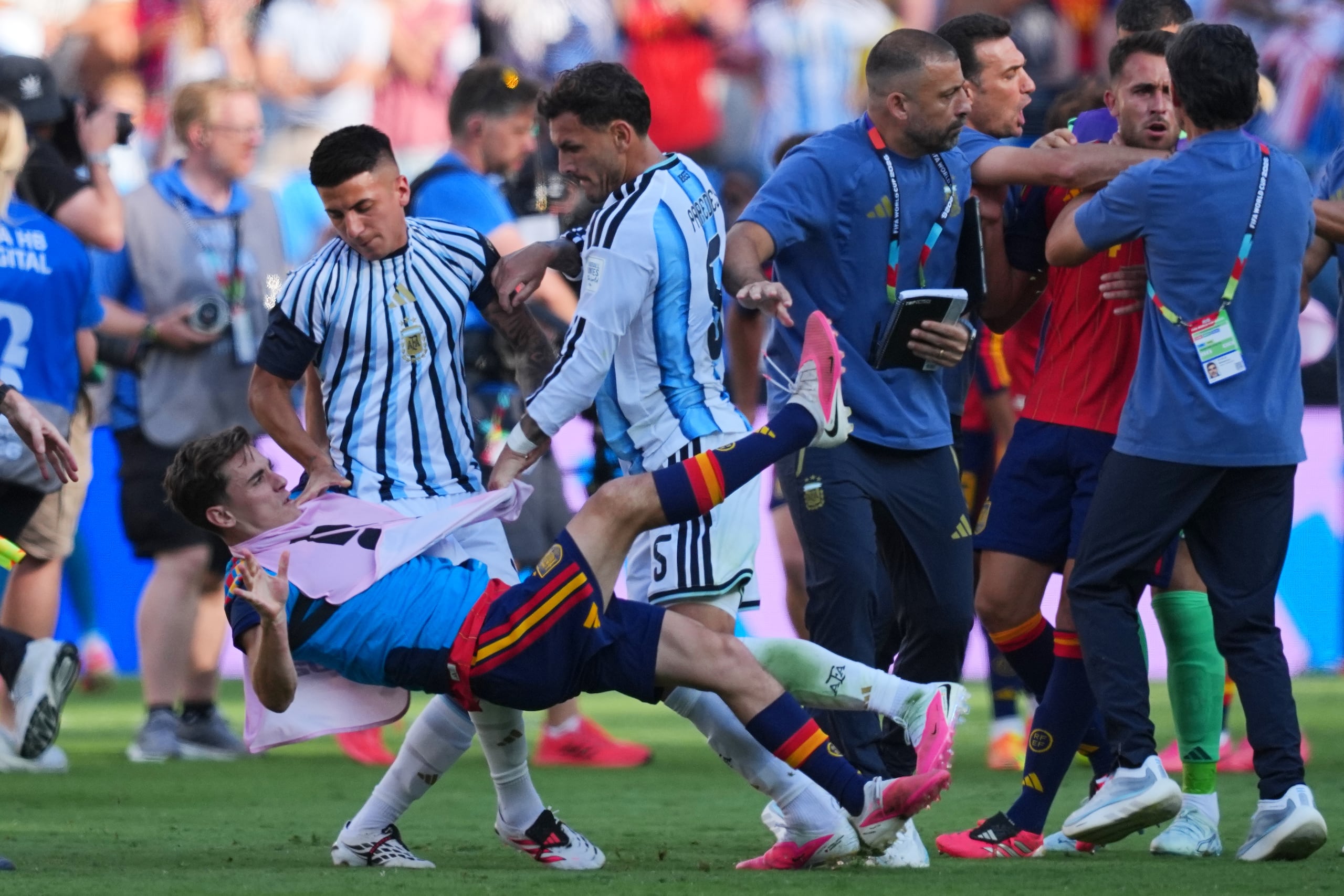 Leandro Paredes derriba a Gavi Páez tras la final de la Copa del Mundo.
