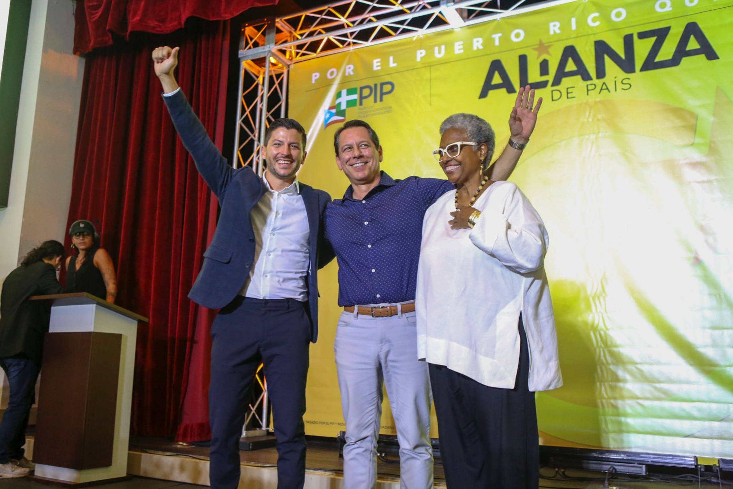 Al centro, el candidato a la gobernación por el PIP y la Alianza, el licenciado Juan Dalmau, junto al aspirante a la alcaldía de San Juan, Manuel Natal y Ana Irma Rivera Lassén, candidata a la comisaría residente.