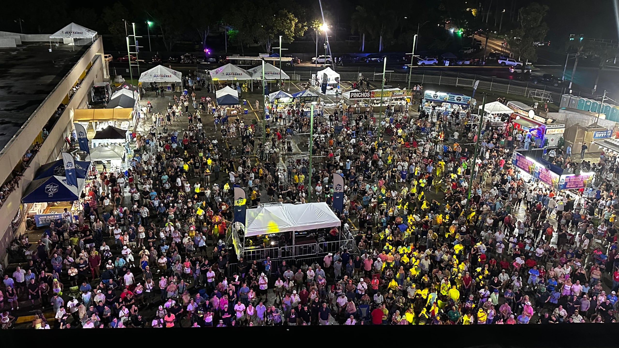 El evento contó con una destacada representación del talento salsero.