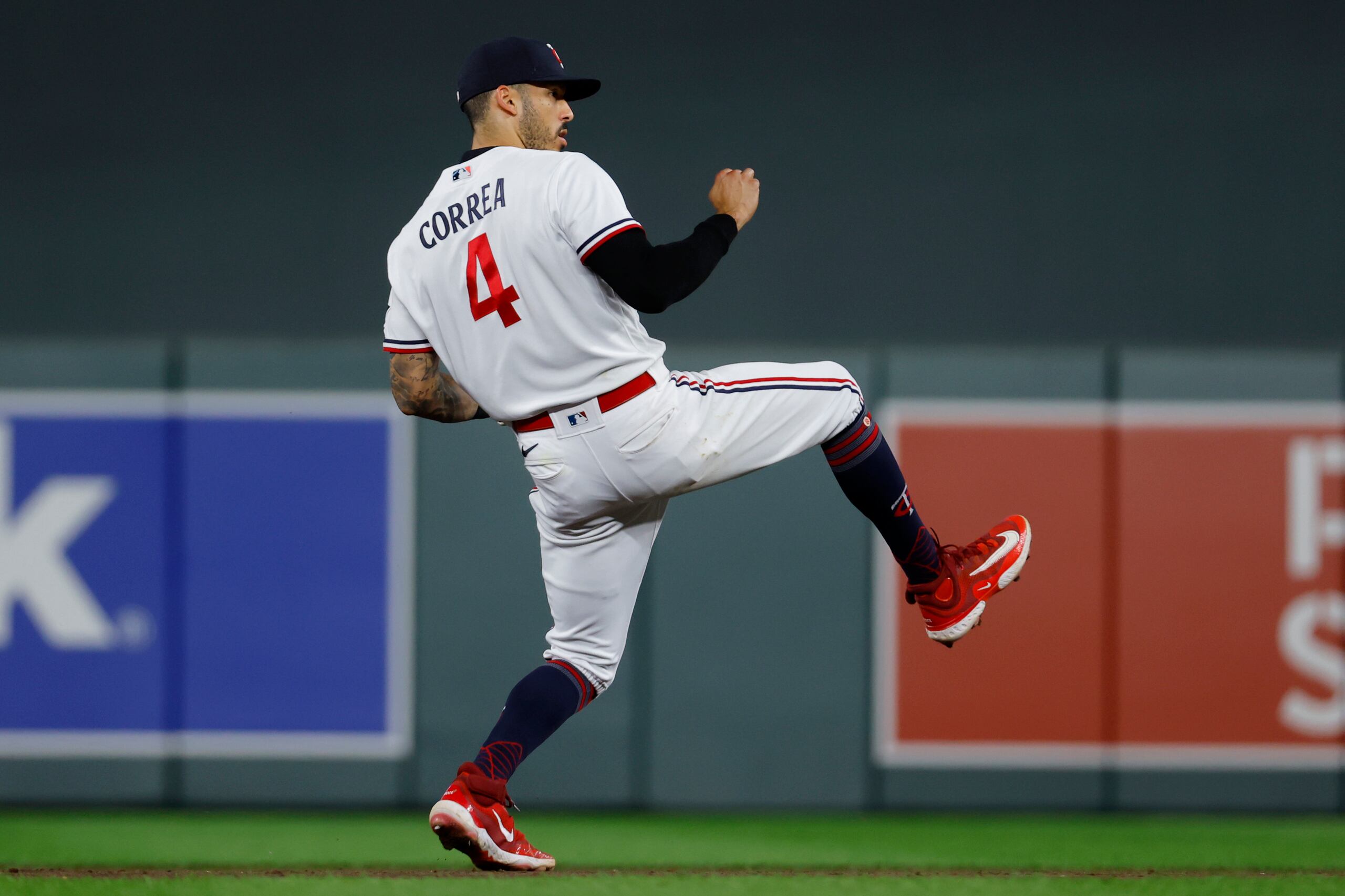 El puertorriqueño Carlos Correa, de los Twins de Minnesota, fue colocado en la lista de lesionados por 10 días, retroactiva al martes.
