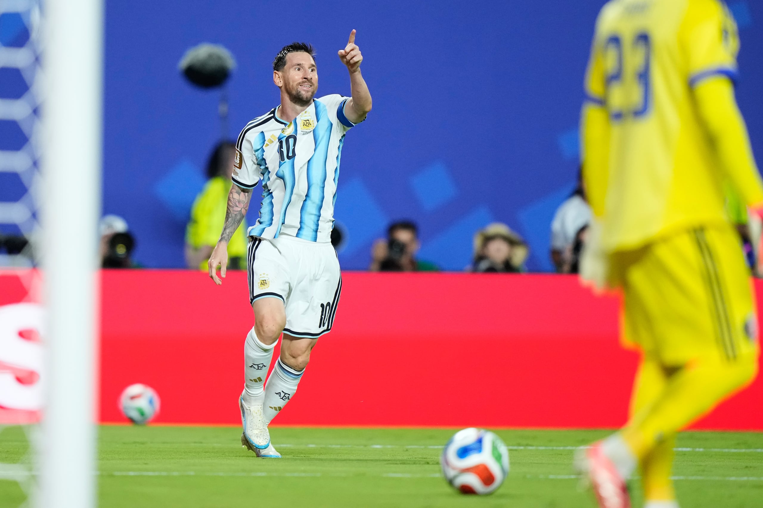 Lionel Messi suma ya cinco goles en dos partidos disputados. Es el máximo goleador en la historia de Copas Mundiales.