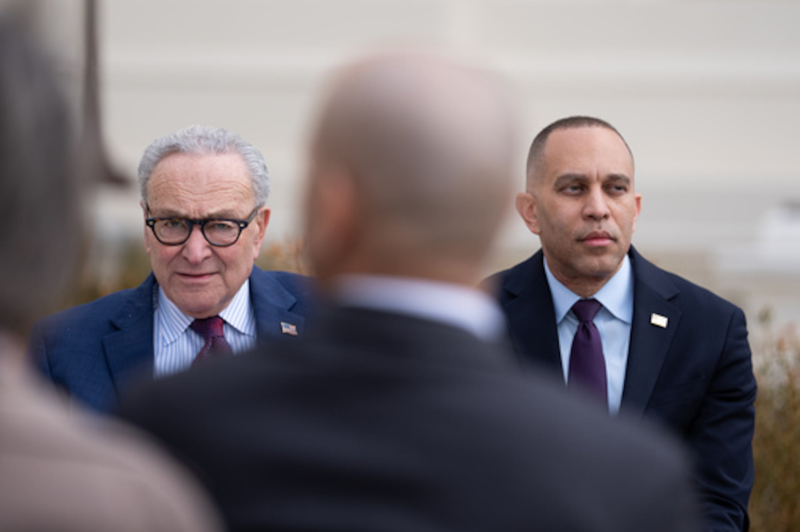 El senador Chuck Schumer, demócrata de Nueva York, y el representante Hakeem Jeffries, demócrata de Nueva York, presionan a los republicanos para que se unan a ellos y aprueben una legislación que obligaría a Trump a obtener la aprobación del Congreso antes de llevar a cabo más ataques contra Irán.