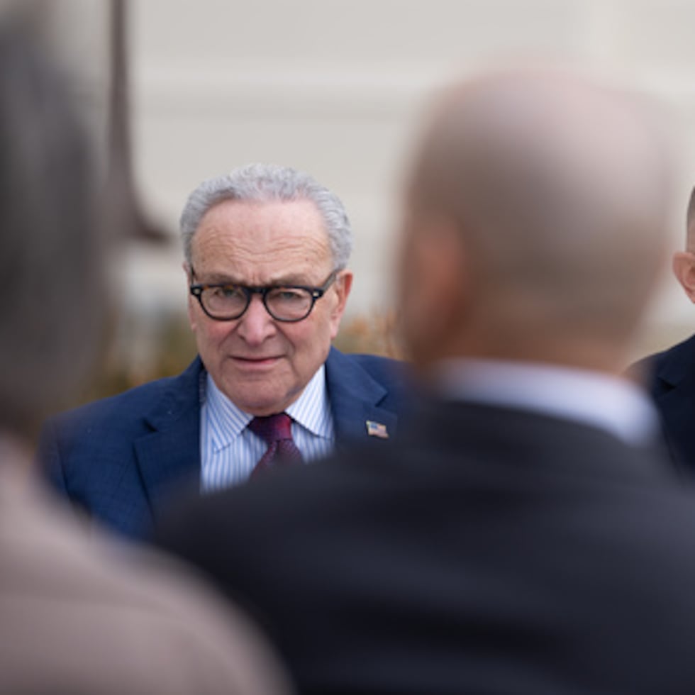 El senador Chuck Schumer, demócrata de Nueva York, y el representante Hakeem Jeffries, demócrata de Nueva York, presionan a los republicanos para que se unan a ellos y aprueben una legislación que obligaría a Trump a obtener la aprobación del Congreso antes de llevar a cabo más ataques contra Irán.