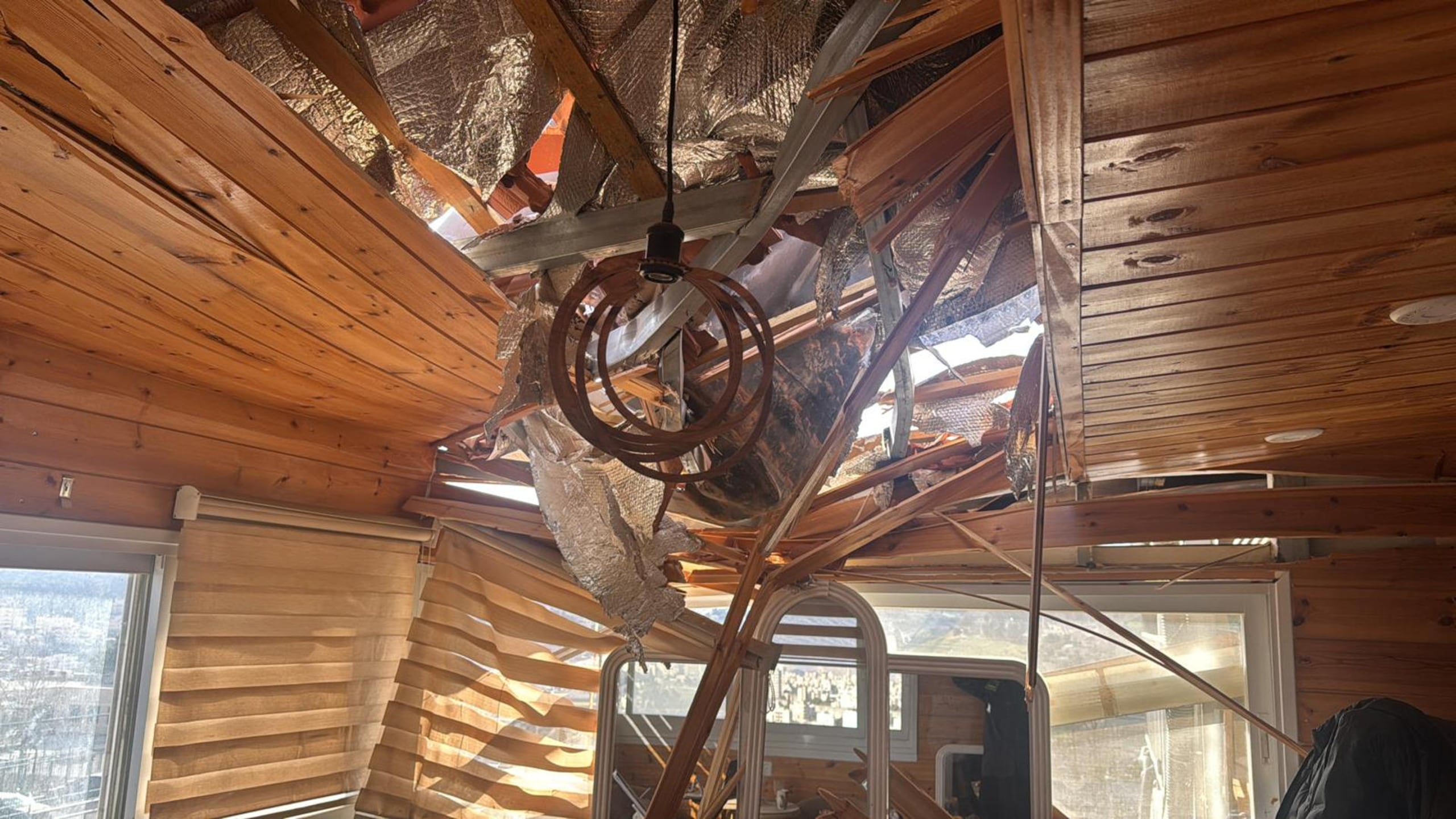 Fragmentos de un misil iraní interceptado cayeron este lunes sobre Jerusalén Este, la parte de la ciudad ocupada por Israel y de mayoría palestina, sin que se hayan reportado muertos ni heridos de gravedad hasta el momento.