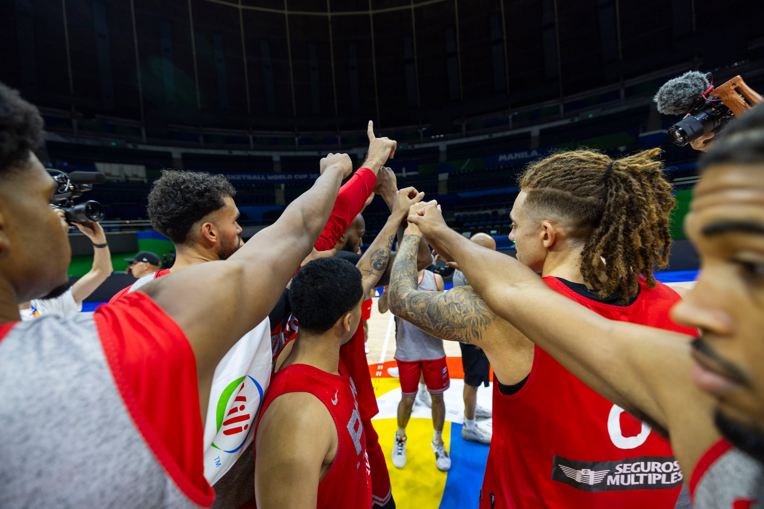 Los integrantes de la Selección Nacional de Baloncesto de Puerto Rico se saludan luego de la última práctica previo al primer partido del mundial, frente a Saudán del Sur.