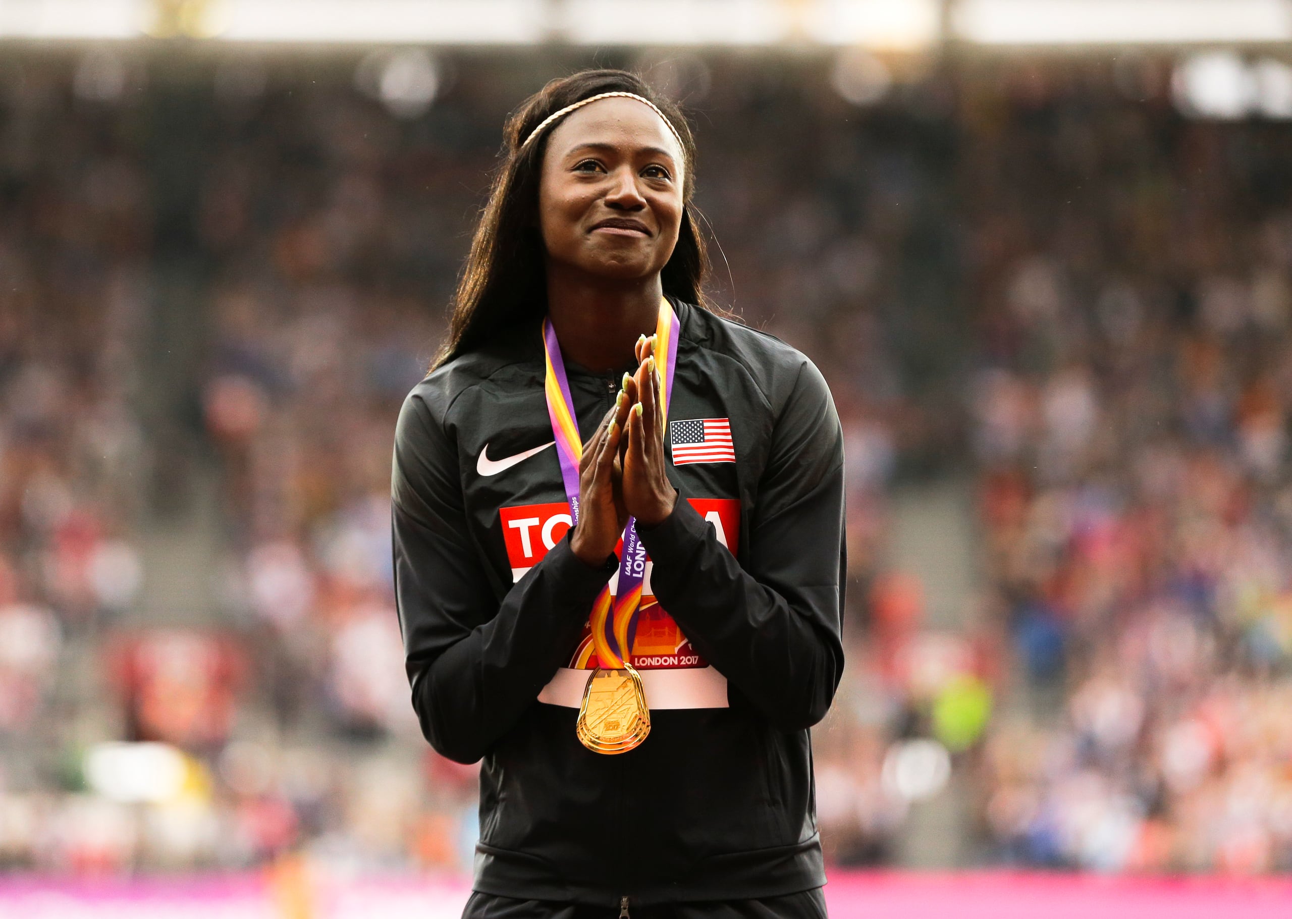 Tori Bowie aparece aquí celebrando la medalla de oro de los 100 metros que ganó en el Campeonato Mundial de Atletismo del 2017.