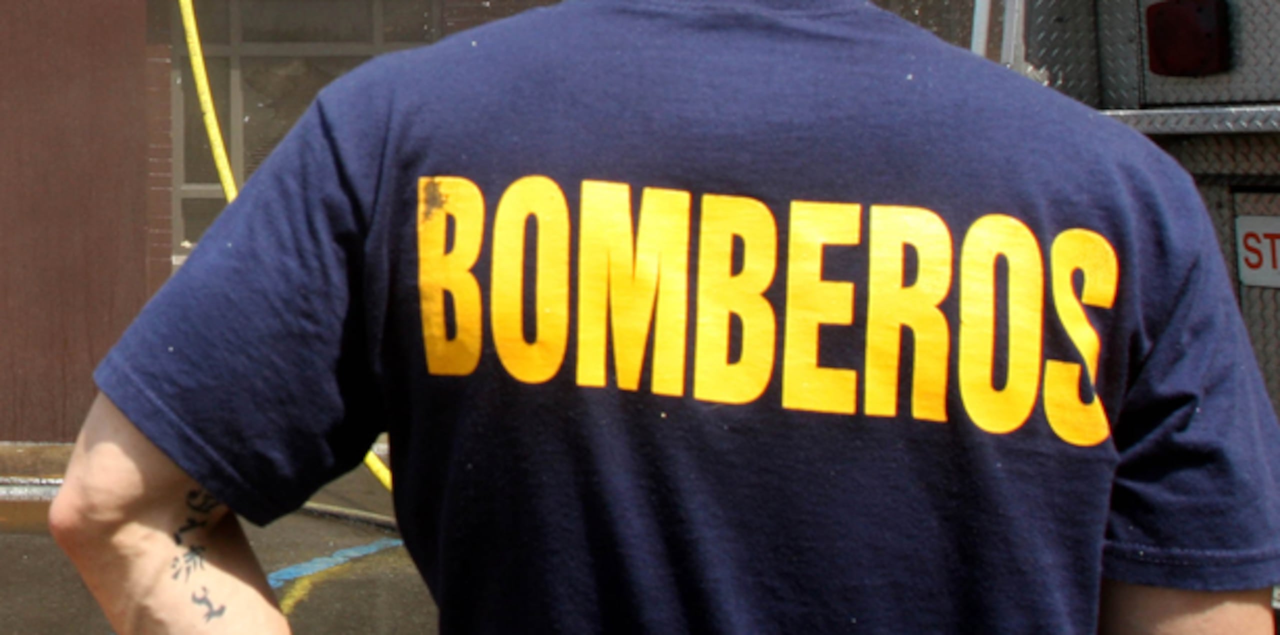 Sin embargo, un vecino del lugar, identificado como Héctor Vázquez Ocasio, de 27 años; que intentaba apagar las llamas con una manguera, sufrió quemaduras de primer grado en ambas manos, informaron los bomberos. (Archivo)