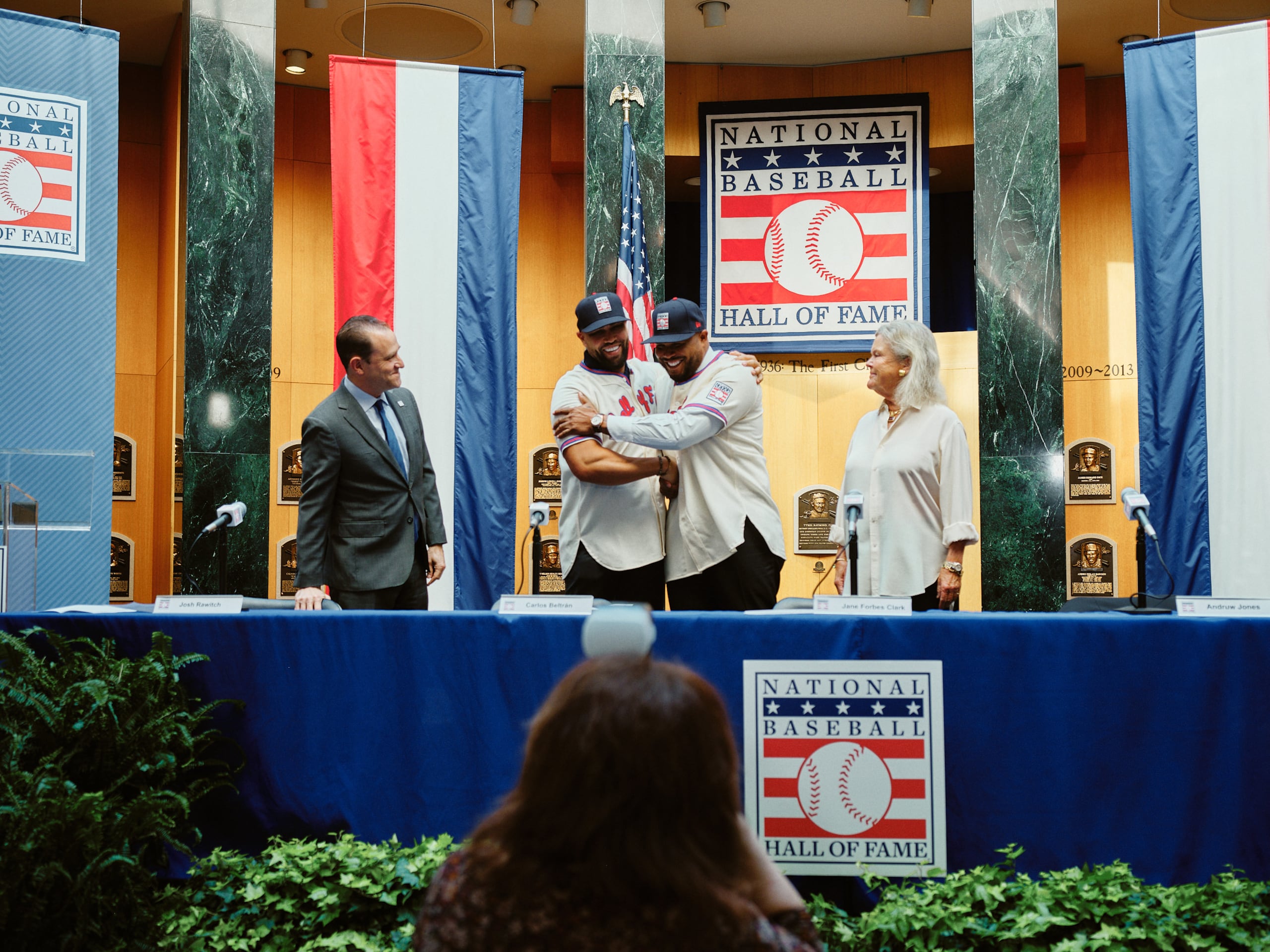Carlos Beltrán se abraza con Andruw Jones al ser presentados esta semana como los dos nuevos miembros del Salón de la Fama.
