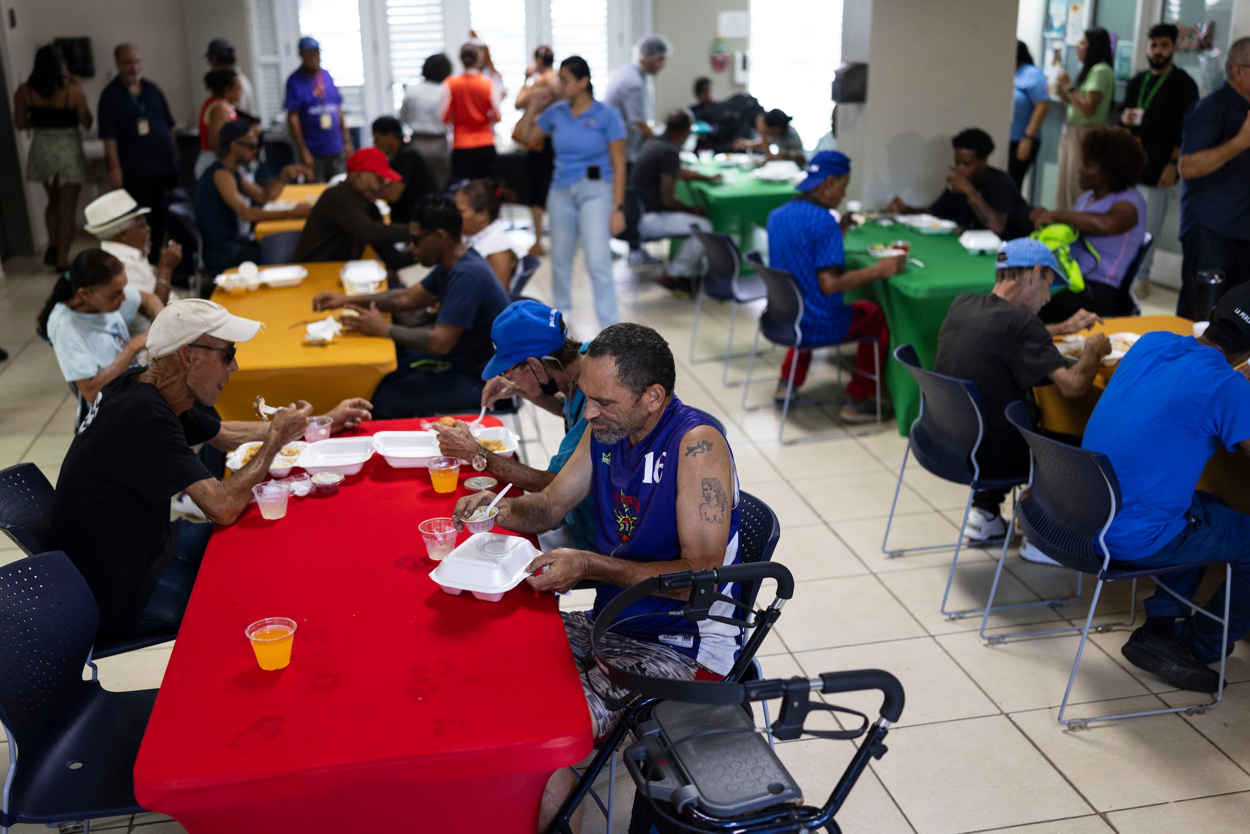 Las personas que reciben los servicios en La Fondita De Jesús, se mostraron agradecidos por la actividad y por la ayuda que constantemente les ofrecen en ese centro, desde servicios básicos como comida y aseo, hasta orientación.
#######
Foto por:
Xavier Araújo | GFR Media
xavier.araujo@gfrmedia.com
Araujo