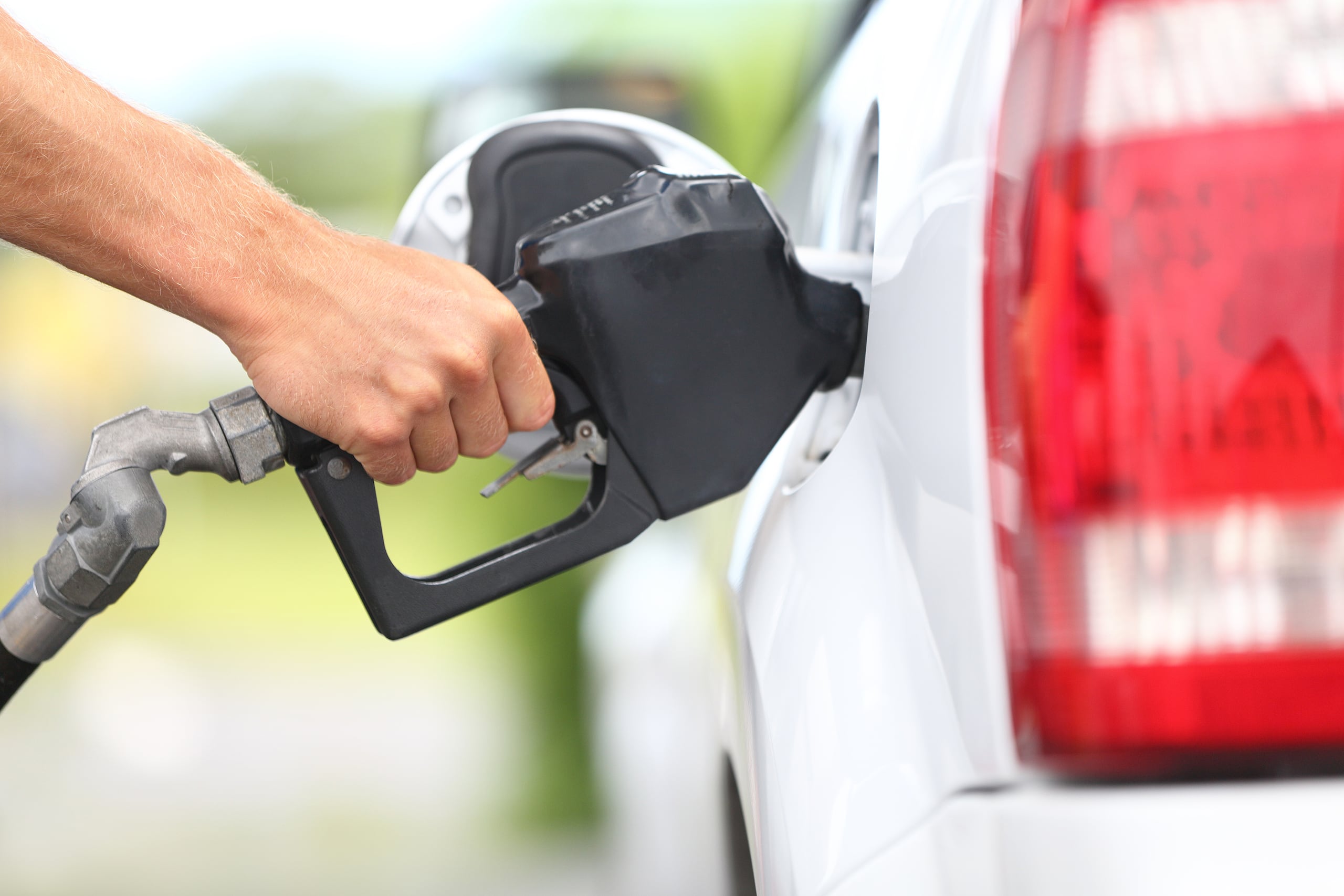 El precio de la gasolina depende de múltiples factores que no se ajustan de un día para otro.