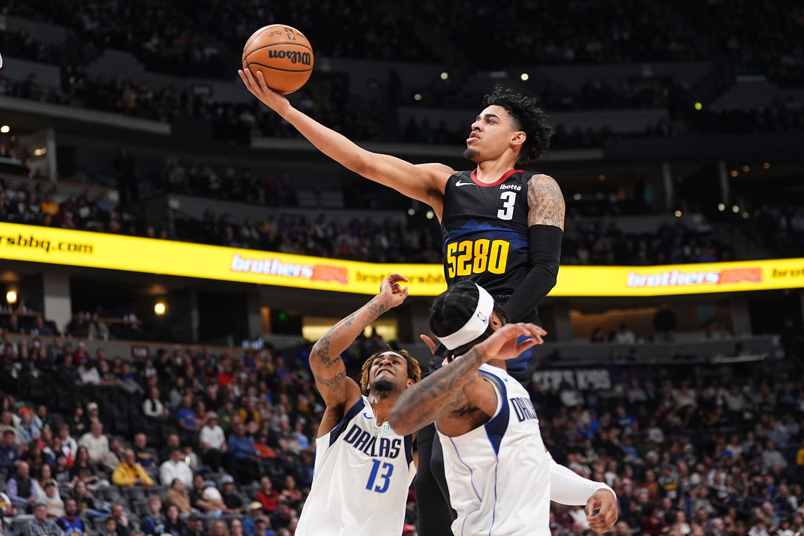 Julian Strawther lanza una puesta sobre la defensa de dos jugadores de los Mavericks.