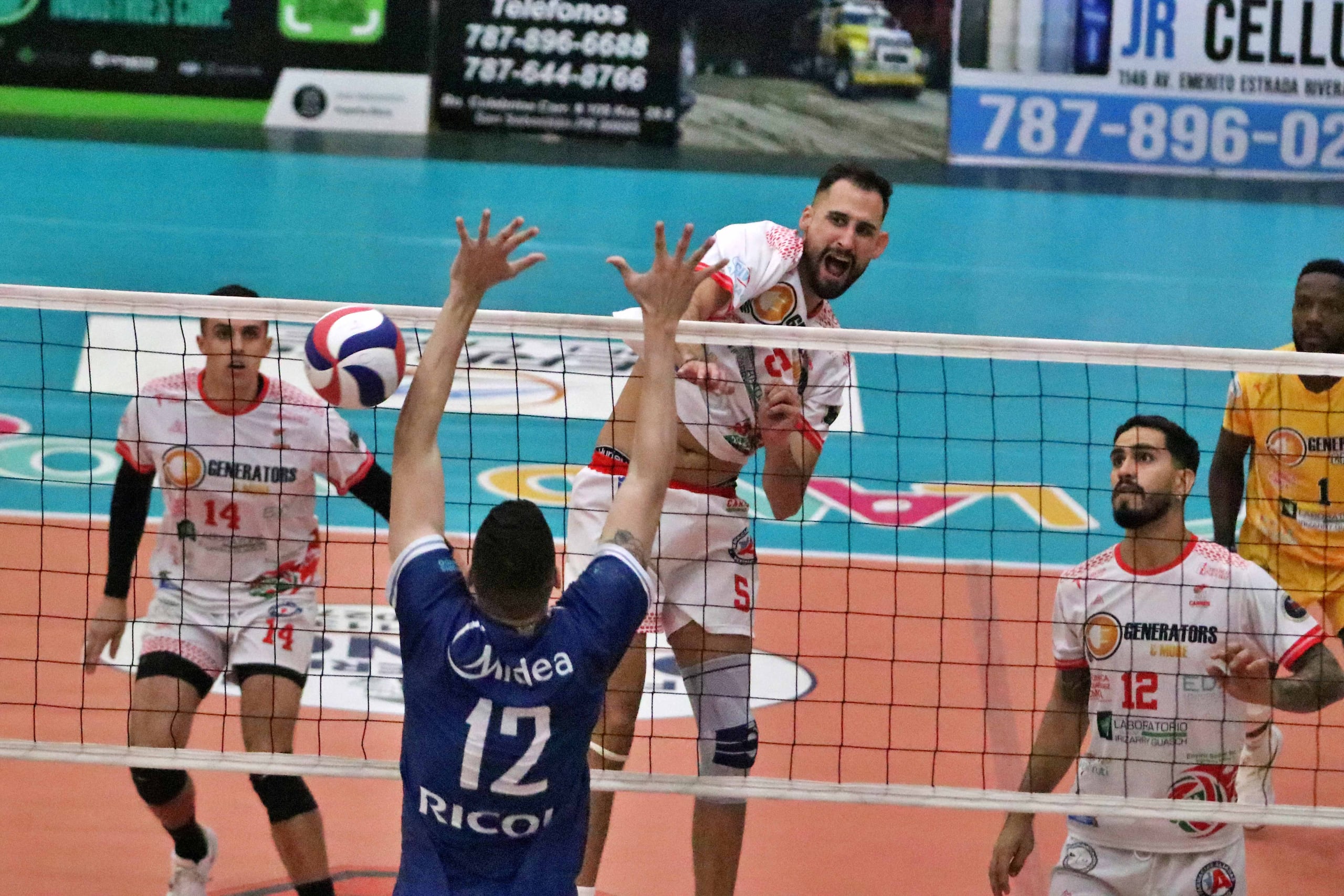 Pedro Nieves, de los Caribes de San Sebastián, ataca por el medio ante los Mets de Guaynabo en la final 2024 de la LVSM.