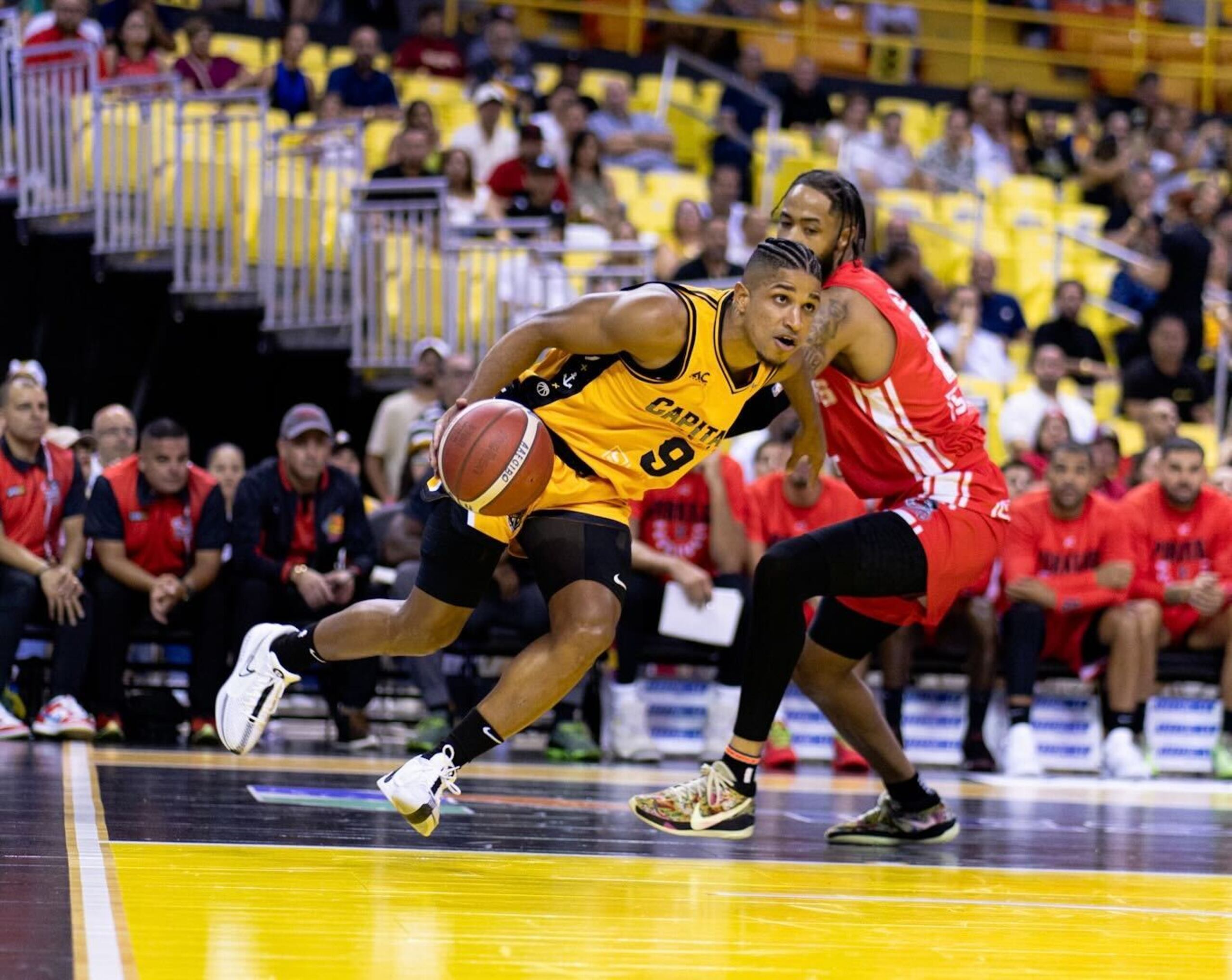 Alfonso Plummer, de los Capitanes de Arecibo, busca atacar el canasto ante la defensa de los Pitatas de Quebradillas.