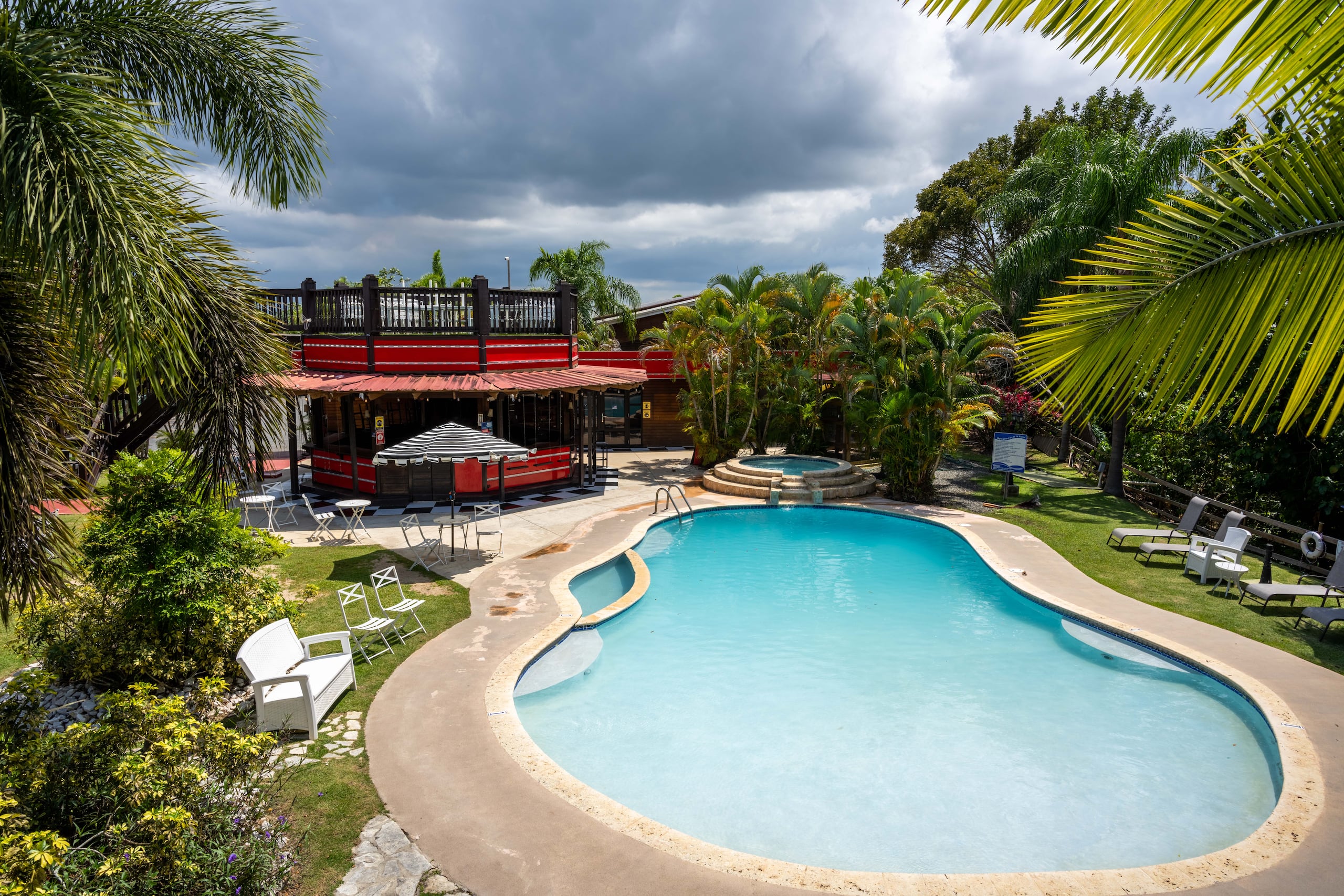 Dos piscinas, un restaurante, 16 habitaciones, 10 villas y un paisaje espectacular es lo que encuentras en la estancia.