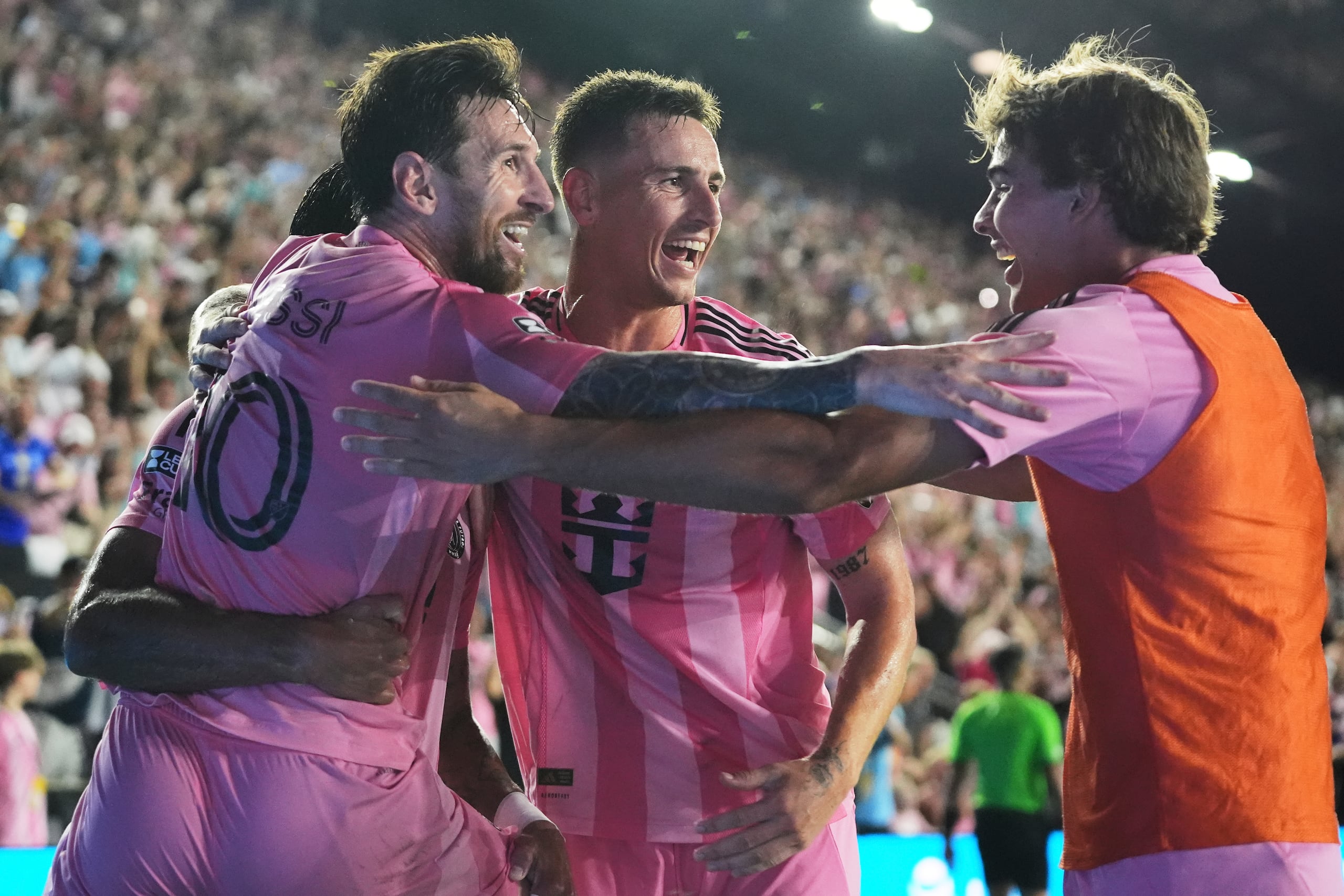 El argentino Lionel Messi (izquierda) festeja con sus compañeros tras un gol del Inter Miami en la semifinal de la Leagues Cup ante Orlando City, el miércoles 27 de agosto de 2025.