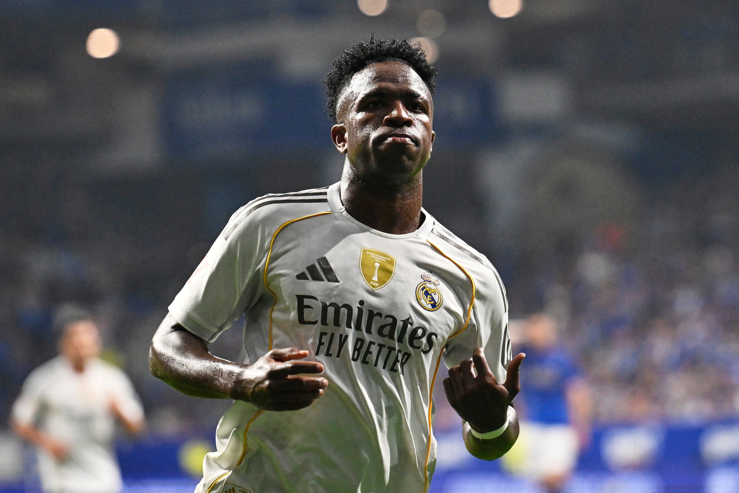 Vinicius Junior celebra después de asistir a Kylian Mbappé en un gol ante el Real Oviendo en La Liga española.