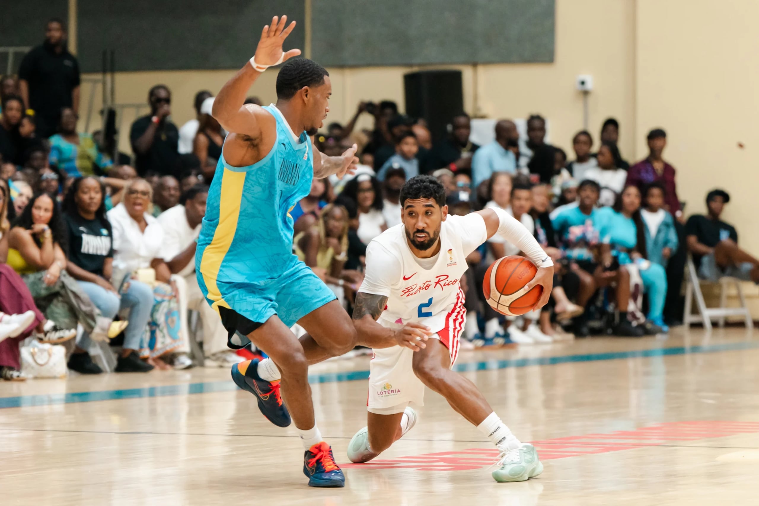 Jezreel de Jesús controla el balón en un juego entre Puerto Rico y Bahamas en la tercera ventana clasificatoria a la Copa del Mundo.