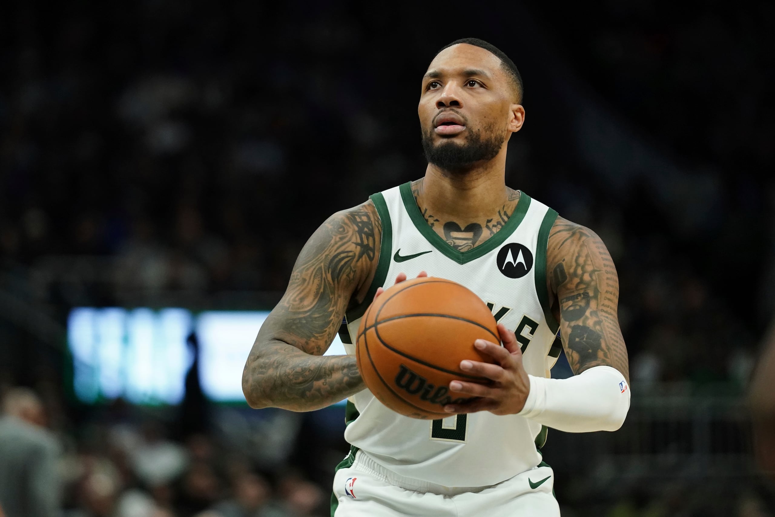 Damian Lillard, de los Bucks de Milwaukee, lanza un tiro libre durante la segunda mitad de un partido de baloncesto de la NBA contra el Magic de Orlando, el 8 de marzo de 2025.