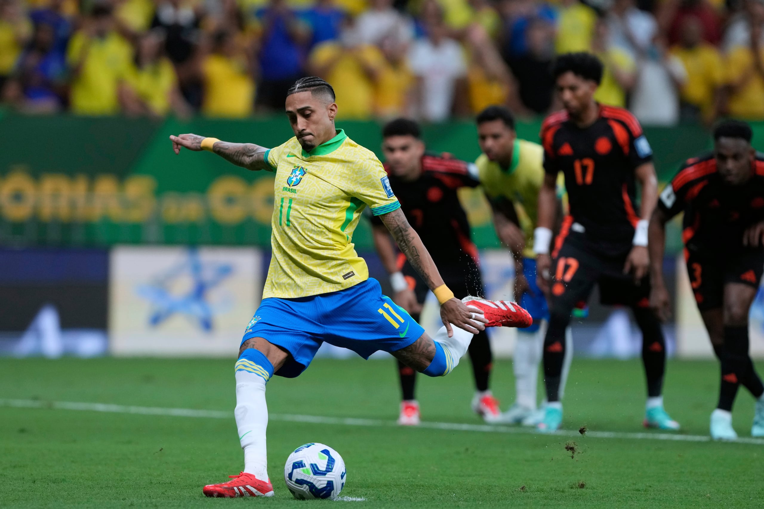 Raphinha anota de penal el primer gol de Brasil ante Colombia en el partido por las eliminatorias del Mundial, el jueves 20 de marzo de 2025, en Brasilia. (AP Foto/Eraldo Peres)