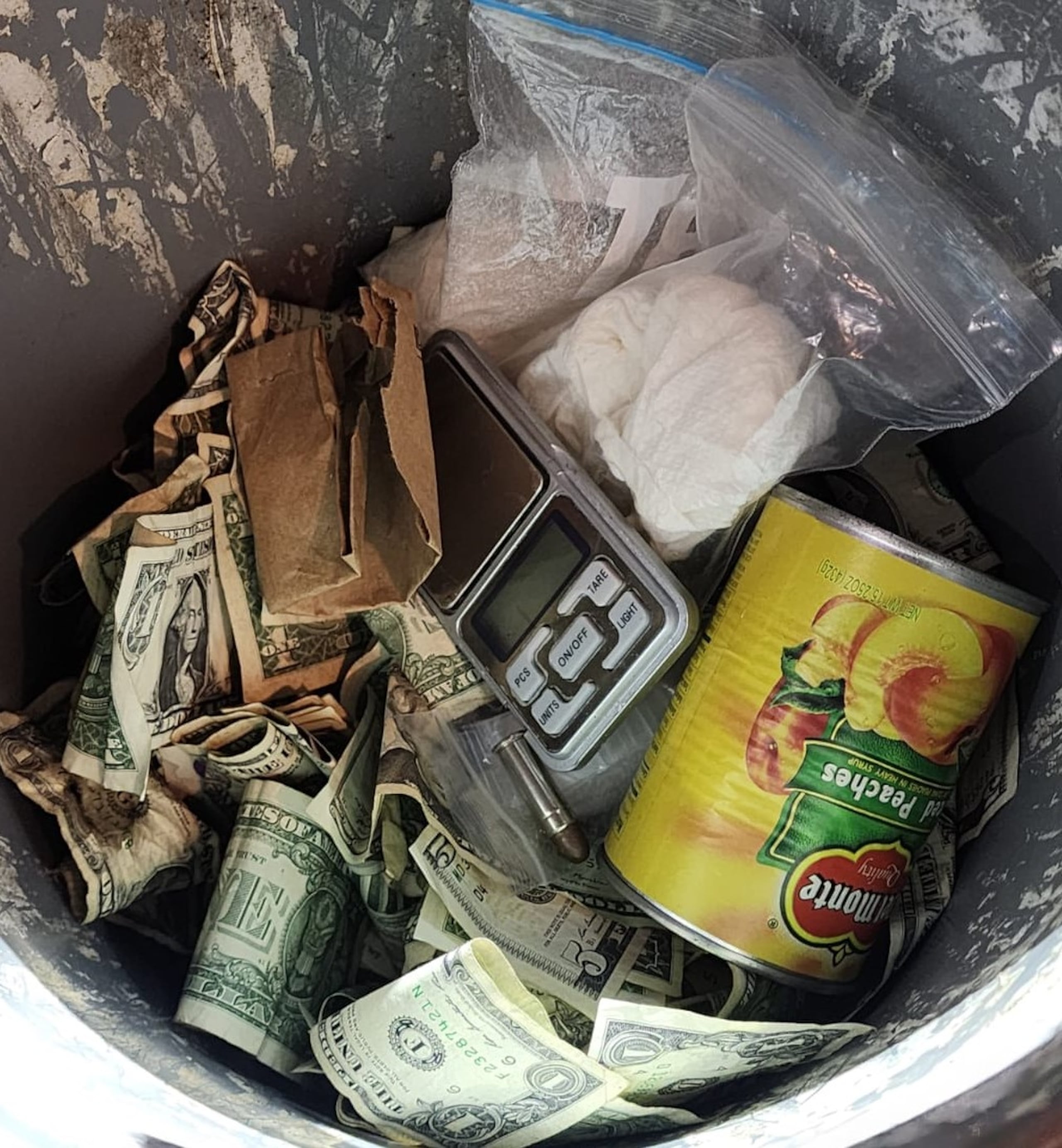 Durante el operativo se ocuparon tres armas ilegales, municiones, sustancias controladas, chalecos antibalas y dinero en efectivo.