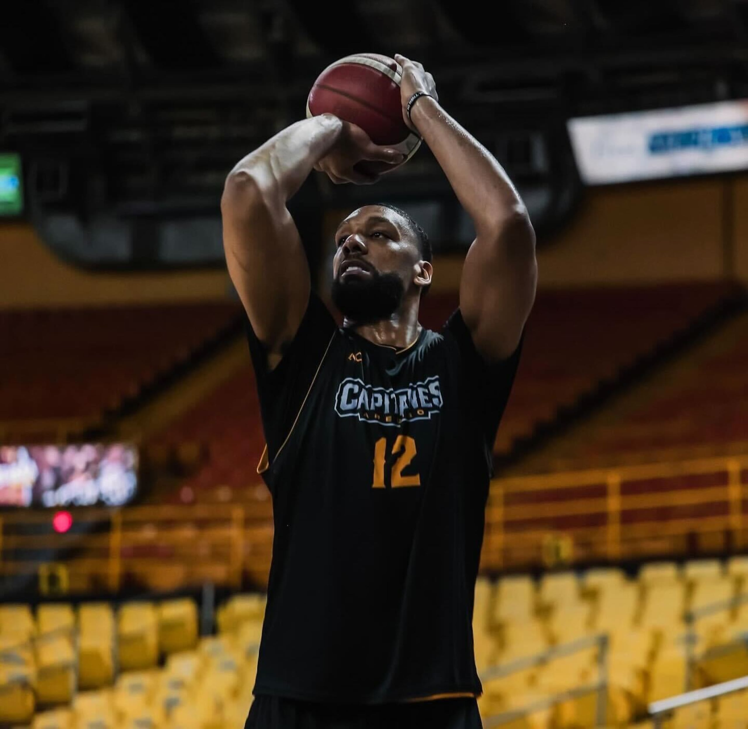 El refuerzo de los Capitanes de Arecibo, Jahlil Okafor, se prepara para lanzar al canasto.