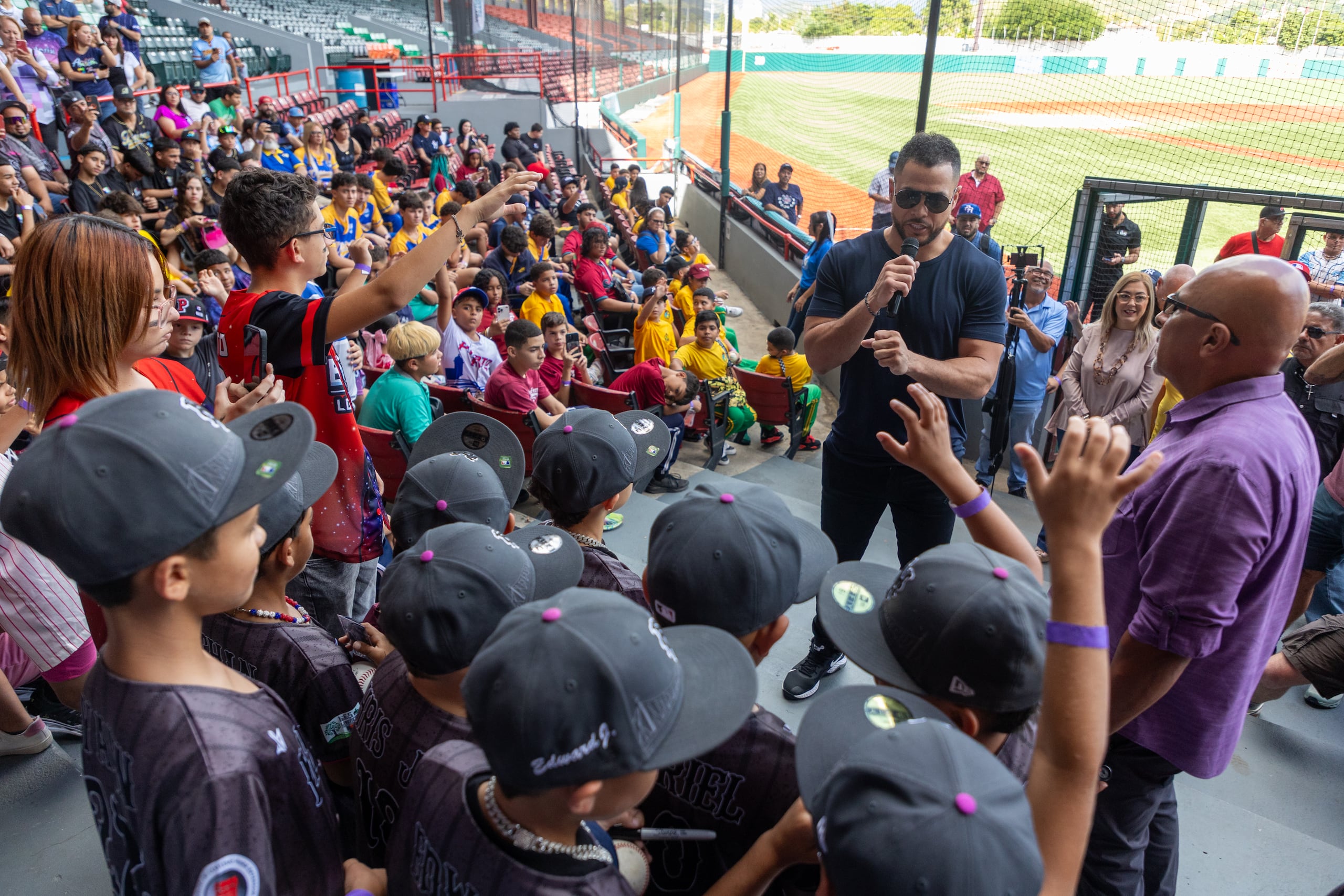 Giancarlo Stanton conversando con un grupo de jóvenes en Ponce.