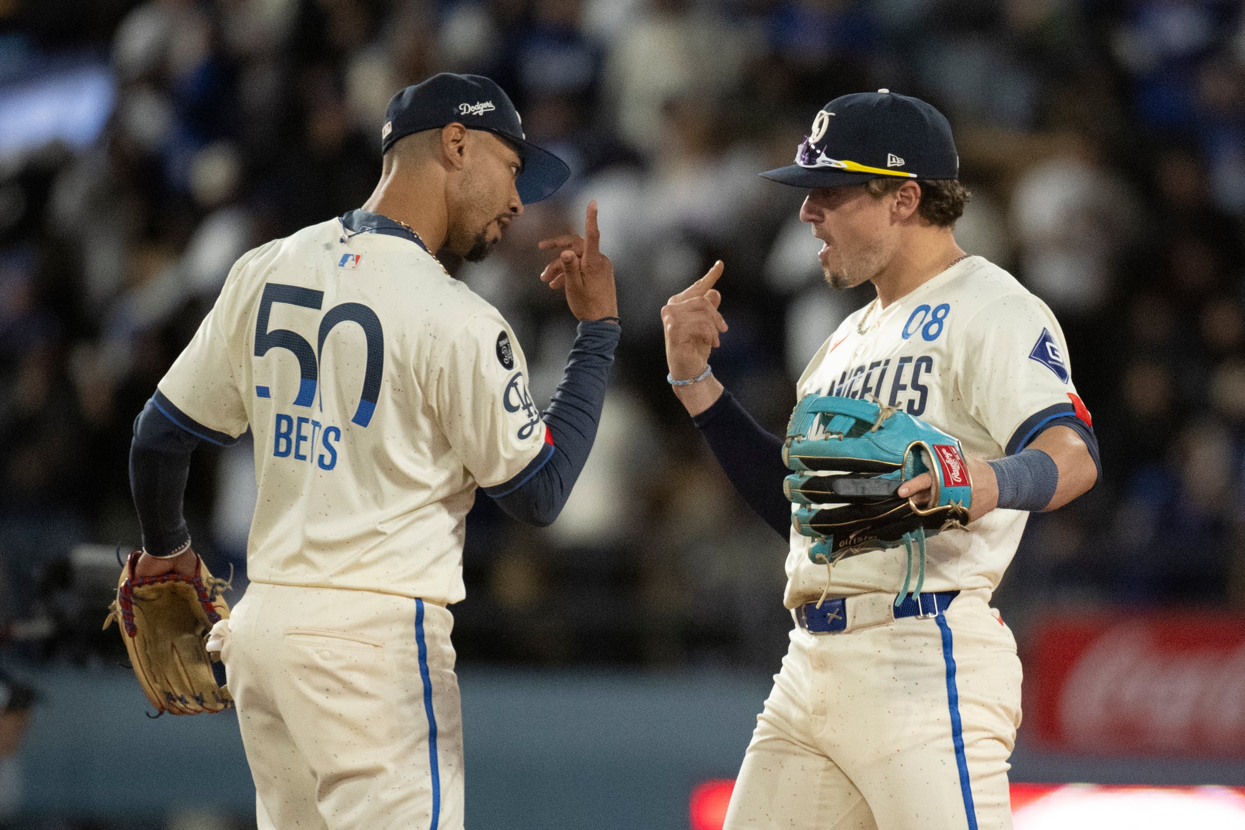 El boricua Kike Hernández, a la derecha, celebra con Mookie Betts la victoria del sábado sobre los Pirates.