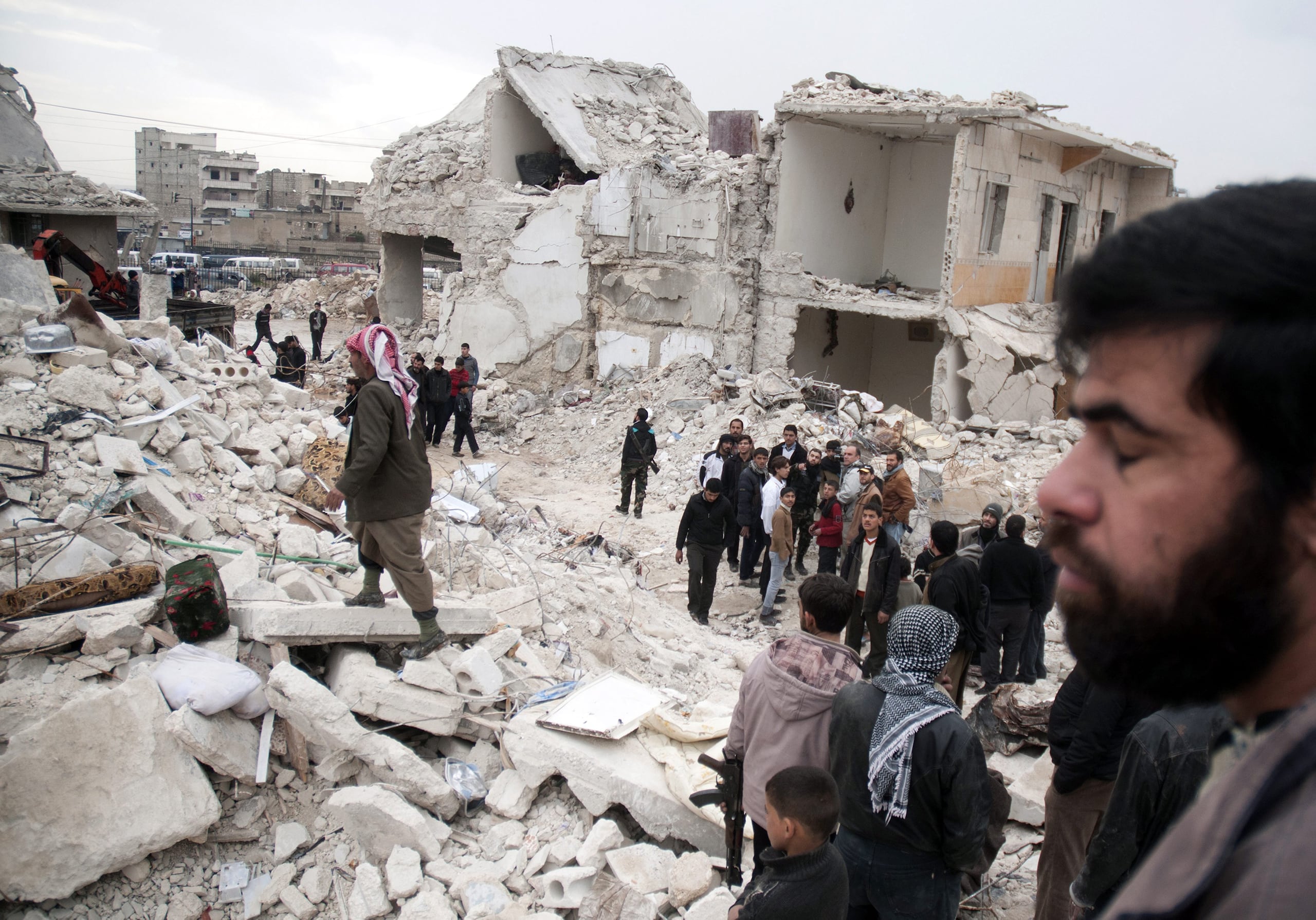El ejército de Al Asad confirmó hoy su retirada de Alepo tras haber sufrido "decenas" de bajas, pero aseguró que se trata de una medida "temporal".