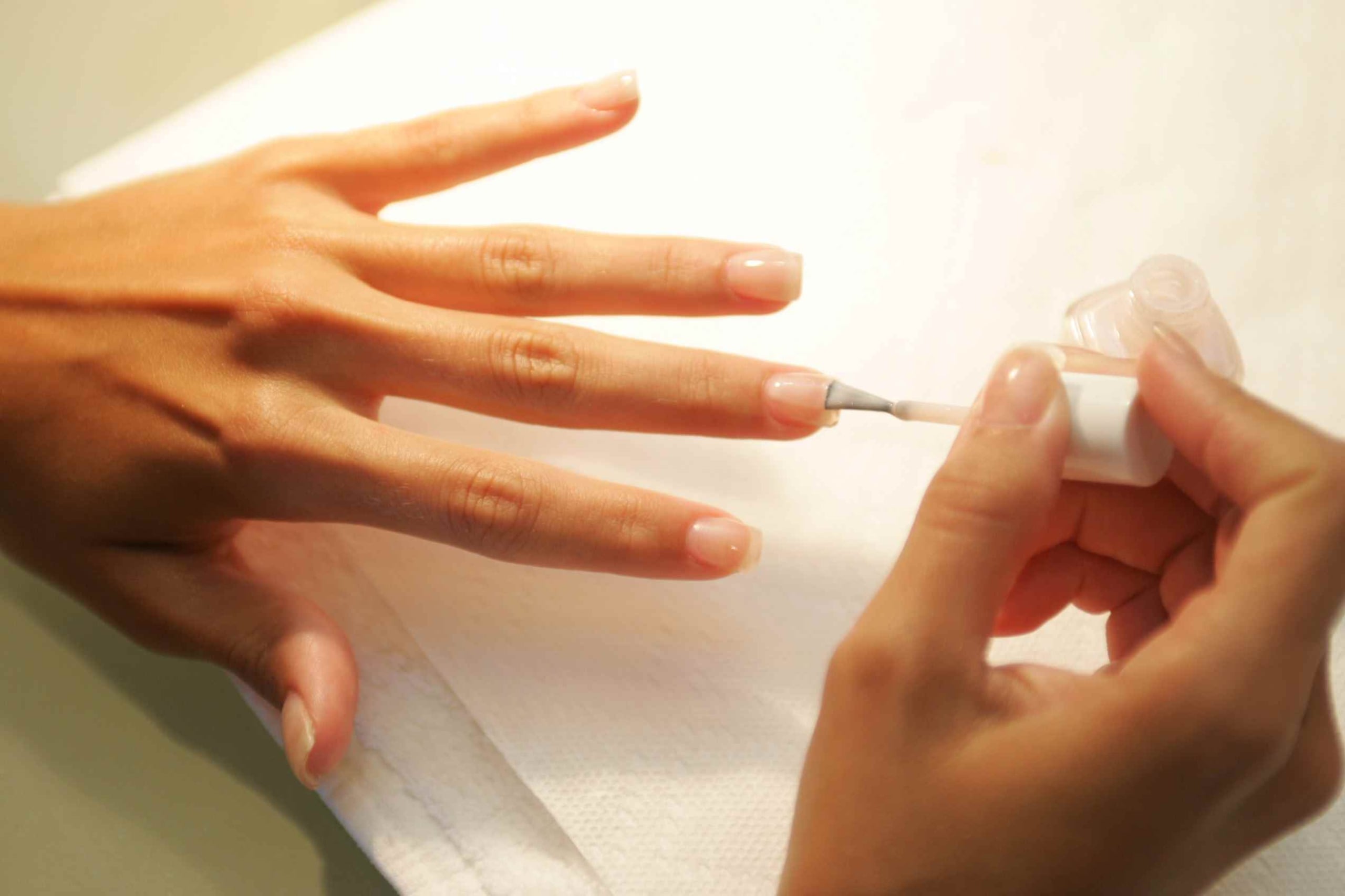 Para hacerte una manicura en casa debes tener a la mano un buen esmalte.