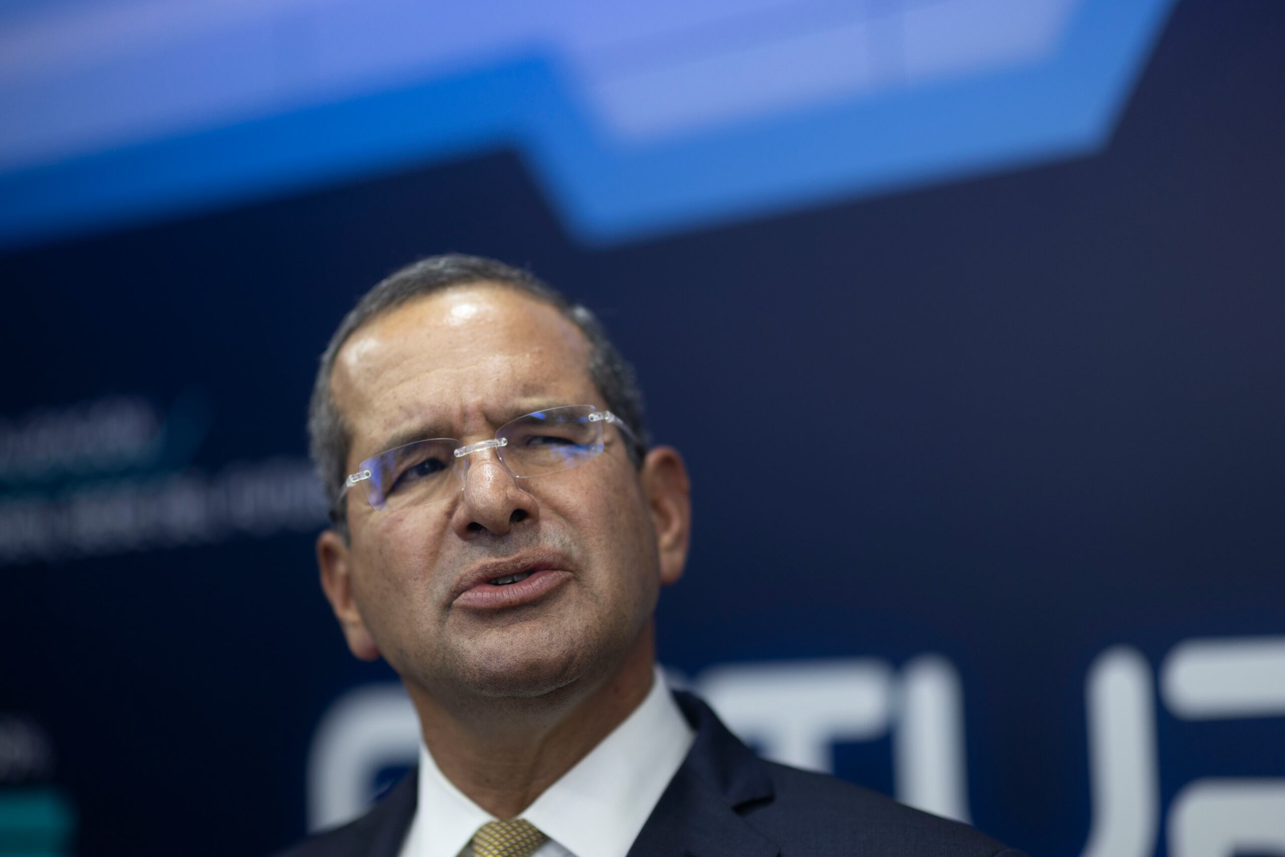 El gobernador aludió a que la solución no es la cancelación del contrato de LUMA Energy, empresa a cargo de la transmisión y distribución de energía.