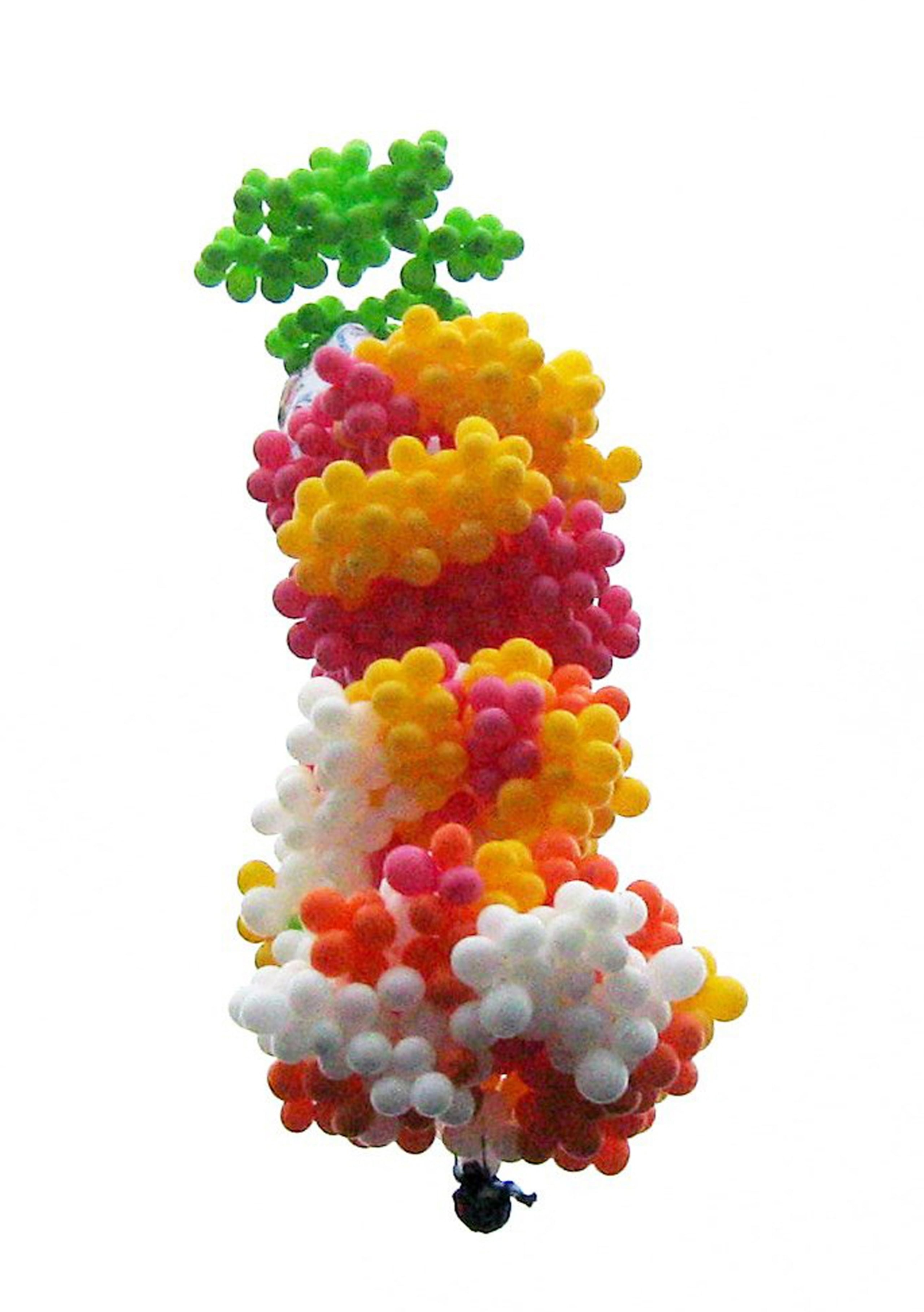 Esta foto, publicada por el sitio brasileño UOL, muestra al sacerdote católico Adelir Antonio de Carli, de 42 años, volando sujetado a un grupo de globos de colores brillantes en Paranaguá, Brasil, el 20 de abril de 2008.