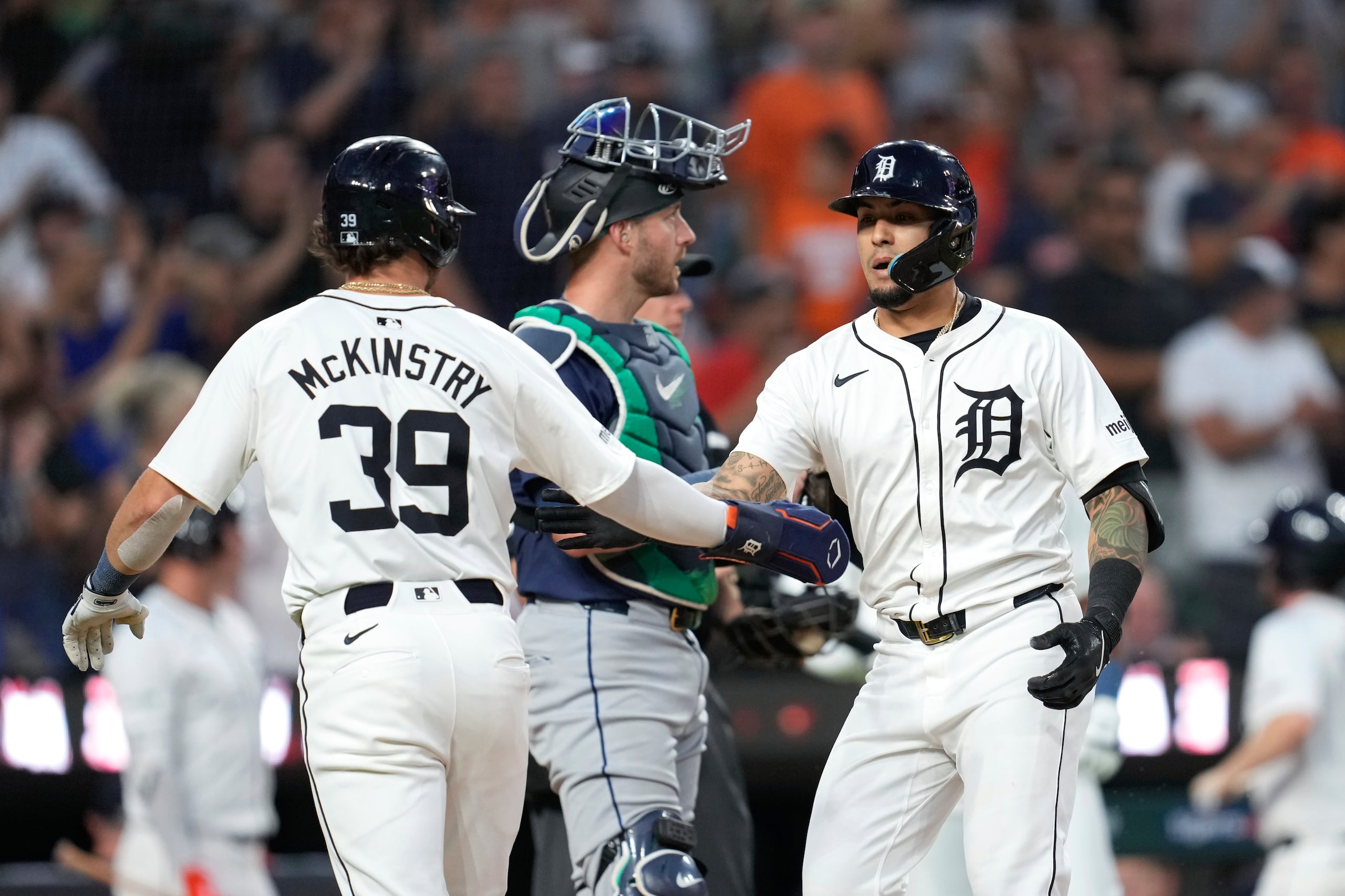 Javier Báez, derecha, festeja su cuadrangular de dos carreras ante los Mariners de Seattle con Zach McKinstry.