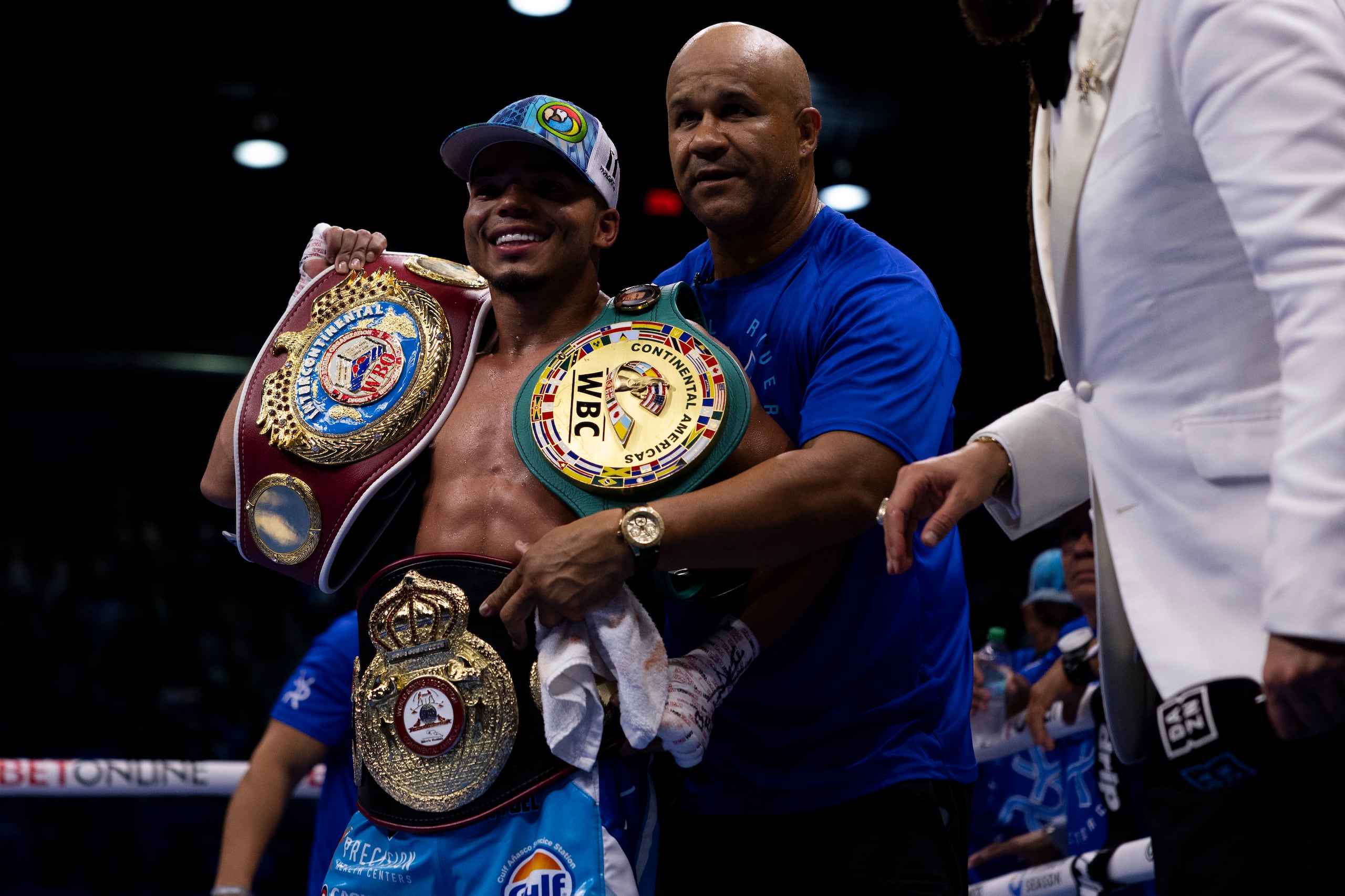 Yankiel Rivera sostiene los cinturones Continental de la Asociación Mundial de Boxeo, del Consejo Mundial de Boxeo y el Intercontinental de la Organización Mundial de Boxeo.