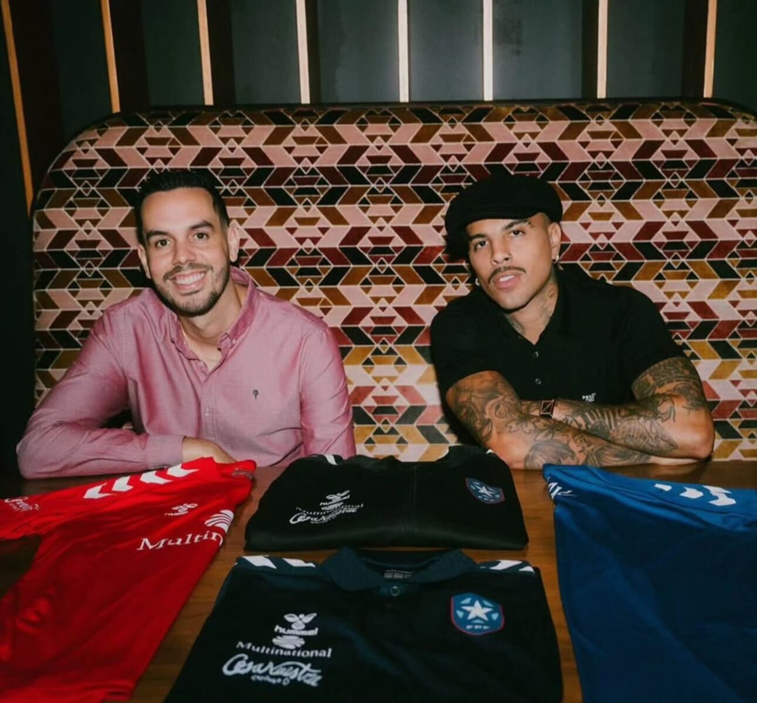 Iván Rivera, presidente de la Federación Puertorriqueña de Fútbol, junto a Rauw Alejandro.